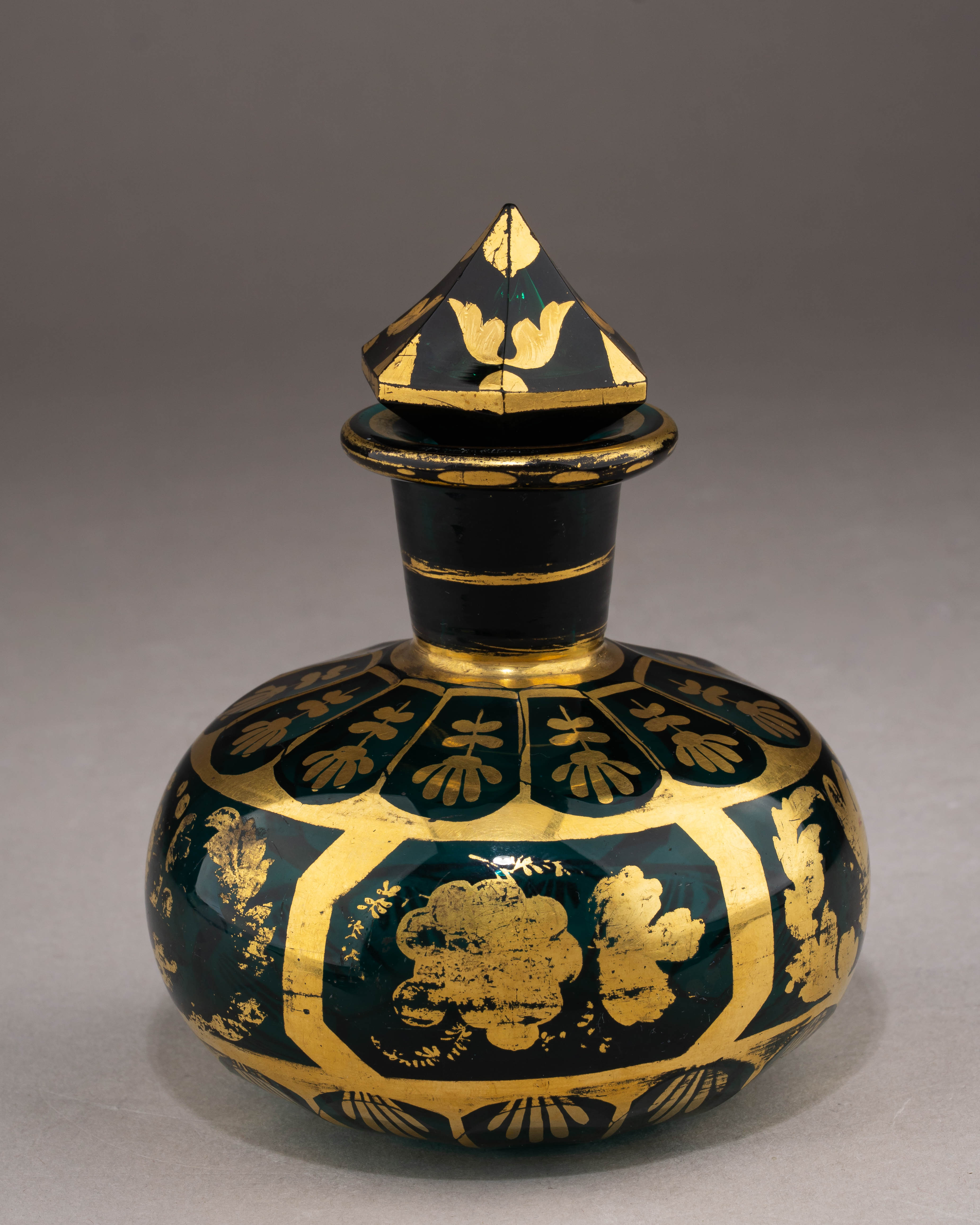 (ИСЗ) Флакон изумрудного стекла с росписью золотом. 
Россия, Императорский стеклянный завод, 1830-е годы