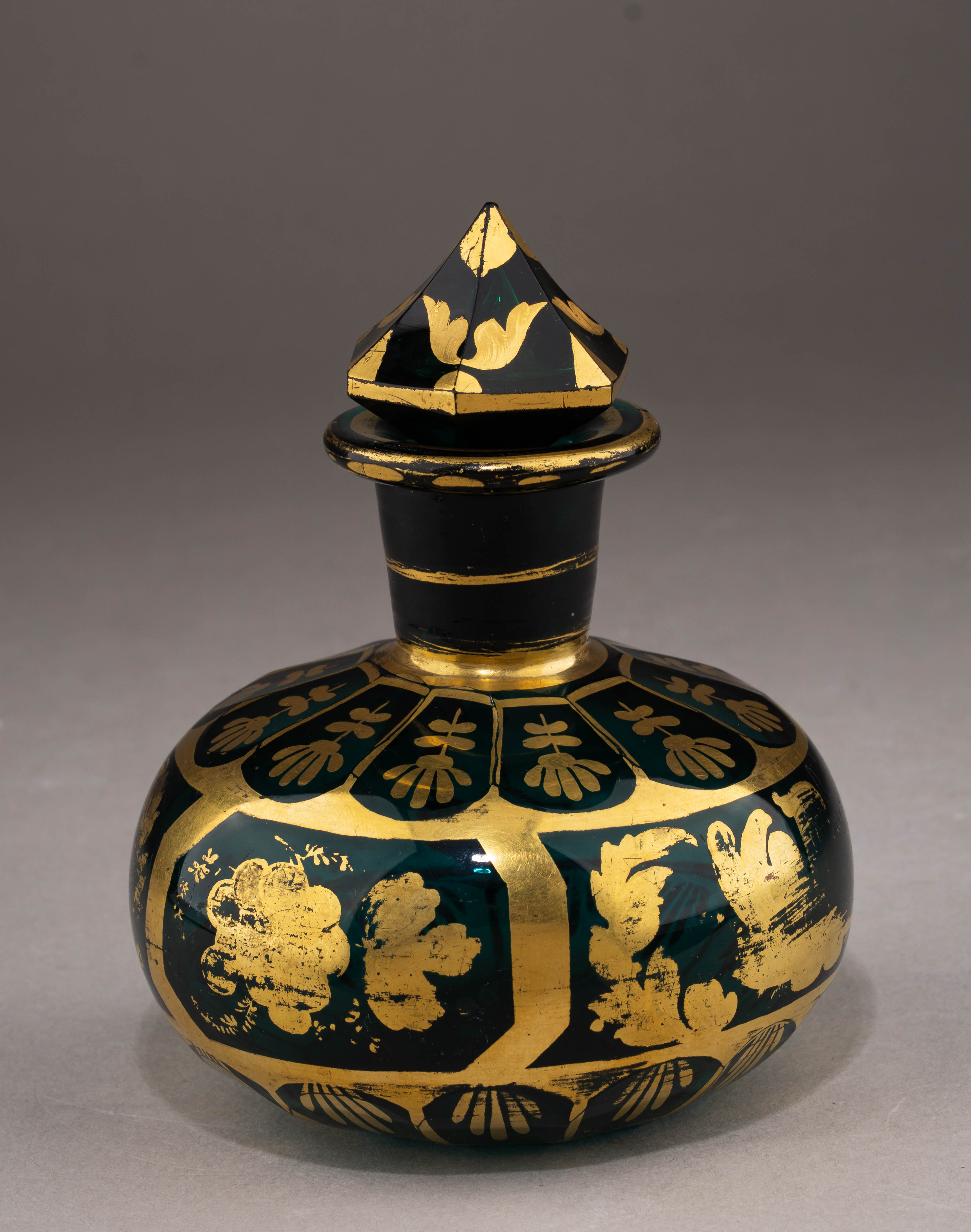 (ИСЗ) Флакон изумрудного стекла с росписью золотом. 
Россия, Императорский стеклянный завод, 1830-е годы