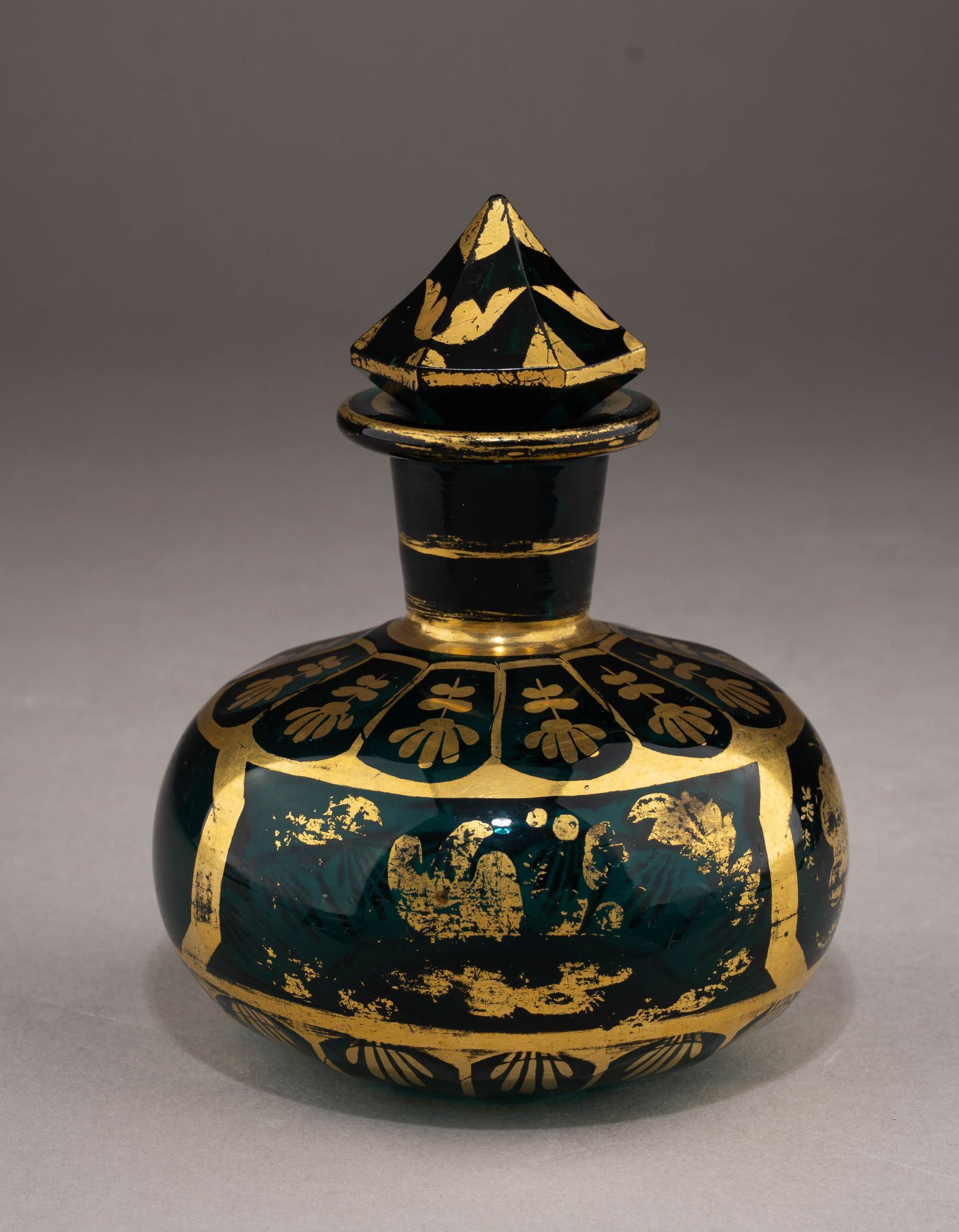 (ИСЗ) Флакон изумрудного стекла с росписью золотом. 
Россия, Императорский стеклянный завод, 1830-е годы