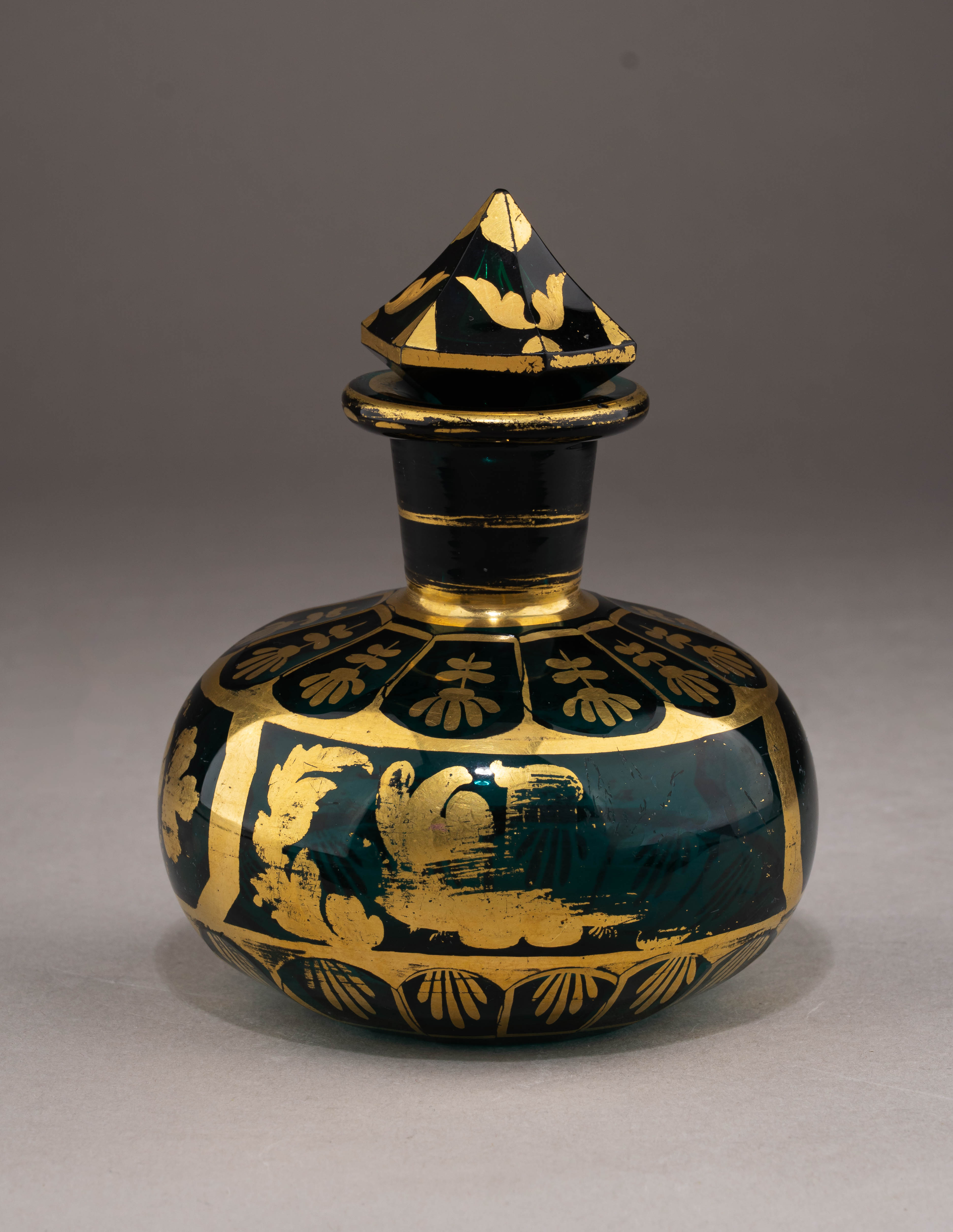 (ИСЗ) Флакон изумрудного стекла с росписью золотом. 
Россия, Императорский стеклянный завод, 1830-е годы