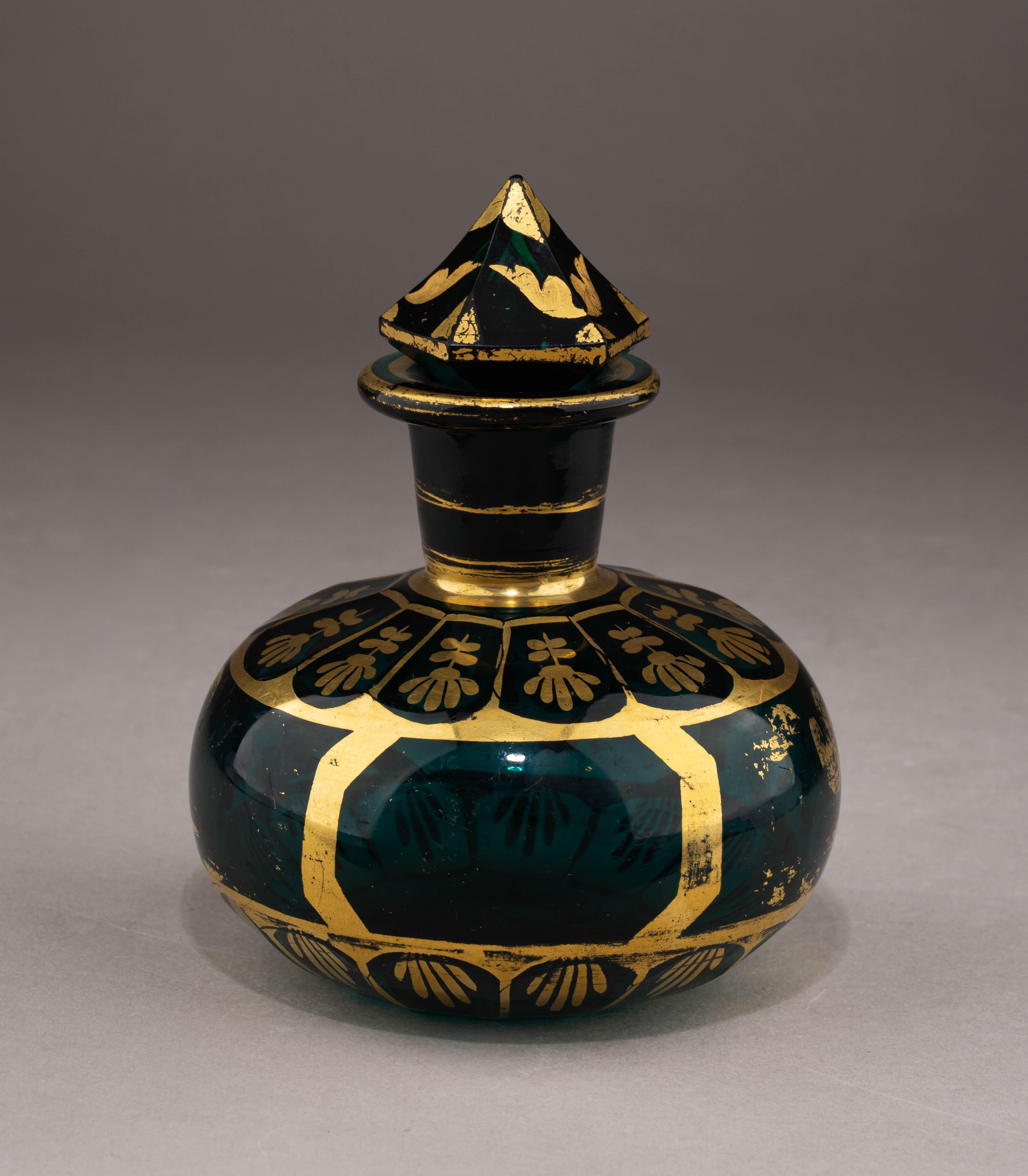 (ИСЗ) Флакон изумрудного стекла с росписью золотом. 
Россия, Императорский стеклянный завод, 1830-е годы