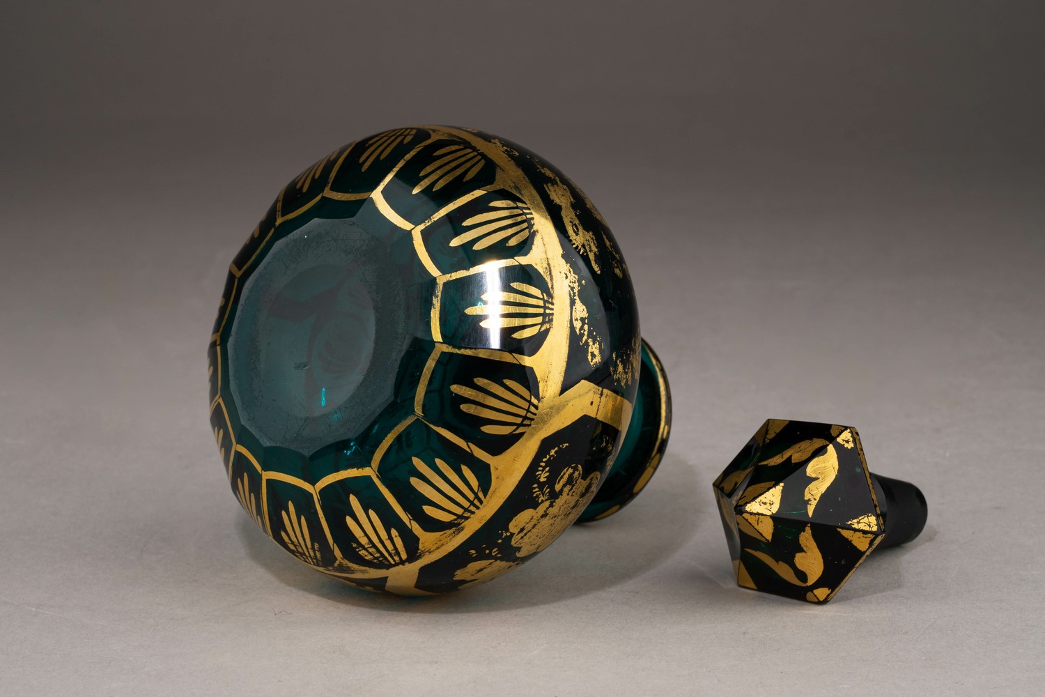 (ИСЗ) Флакон изумрудного стекла с росписью золотом. 
Россия, Императорский стеклянный завод, 1830-е годы