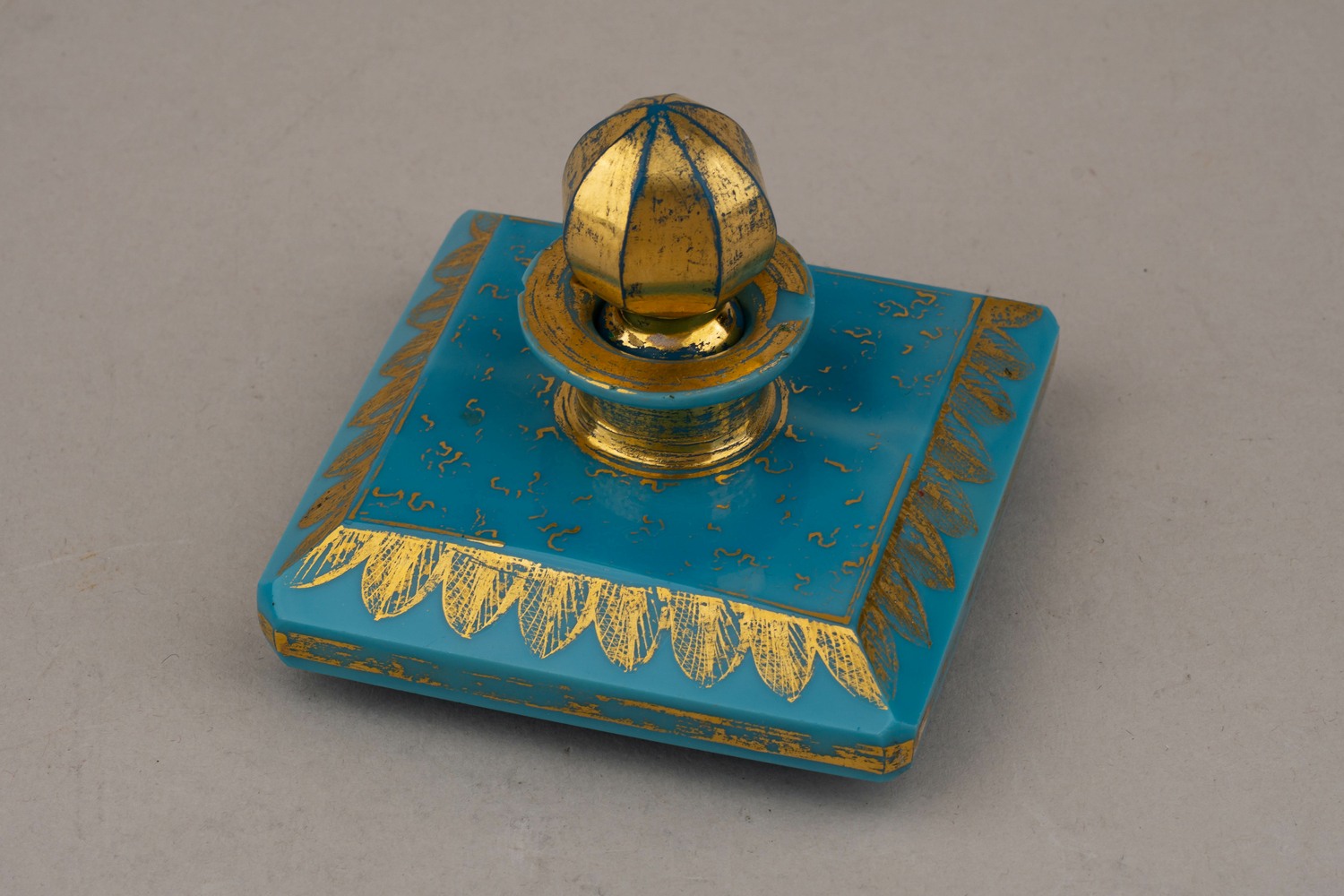 Флакон «бирюзового» смальтового стекла.  Россия, вторая четверть  XIX века.