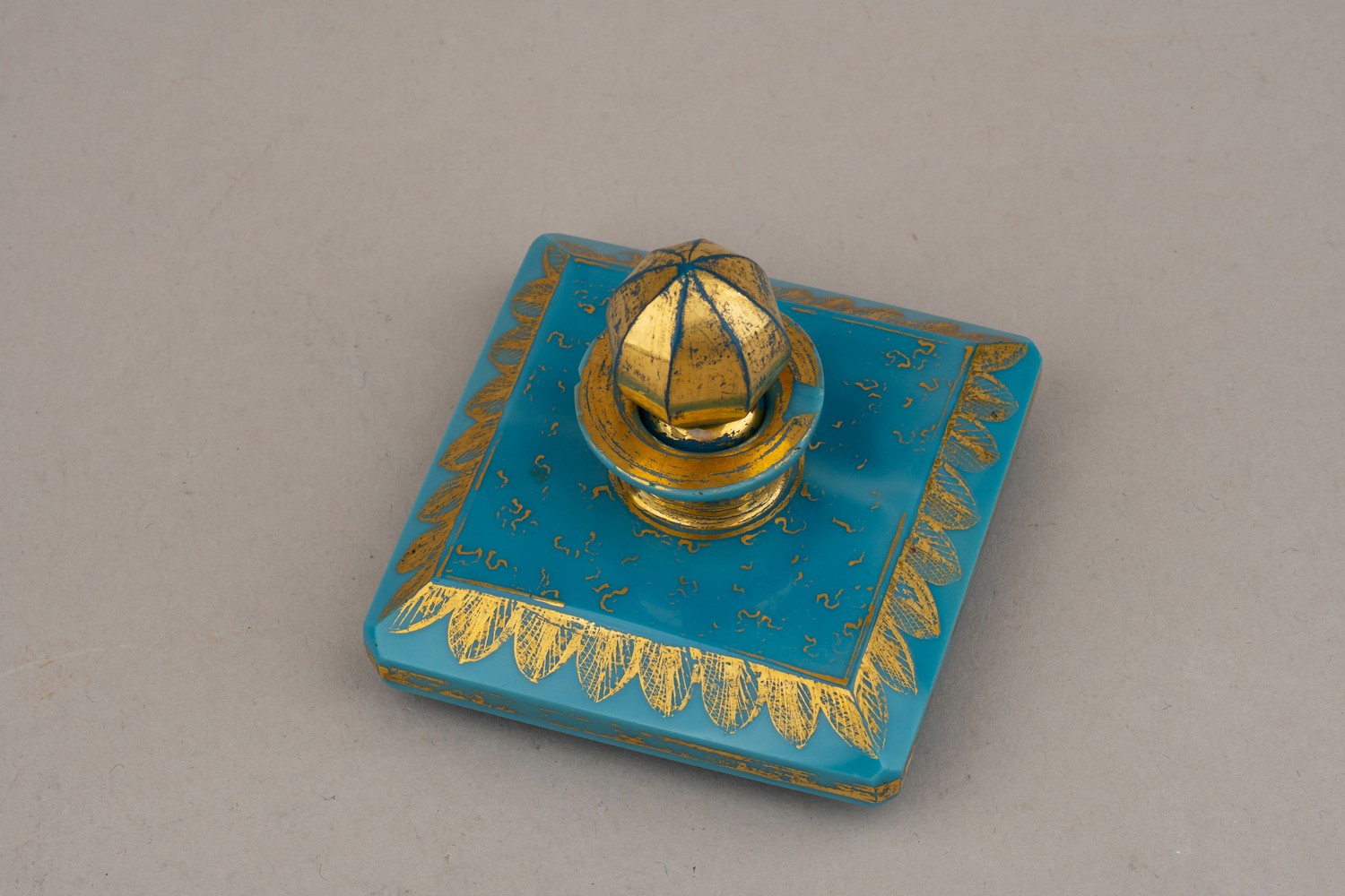 Флакон «бирюзового» смальтового стекла.  Россия, вторая четверть  XIX века.