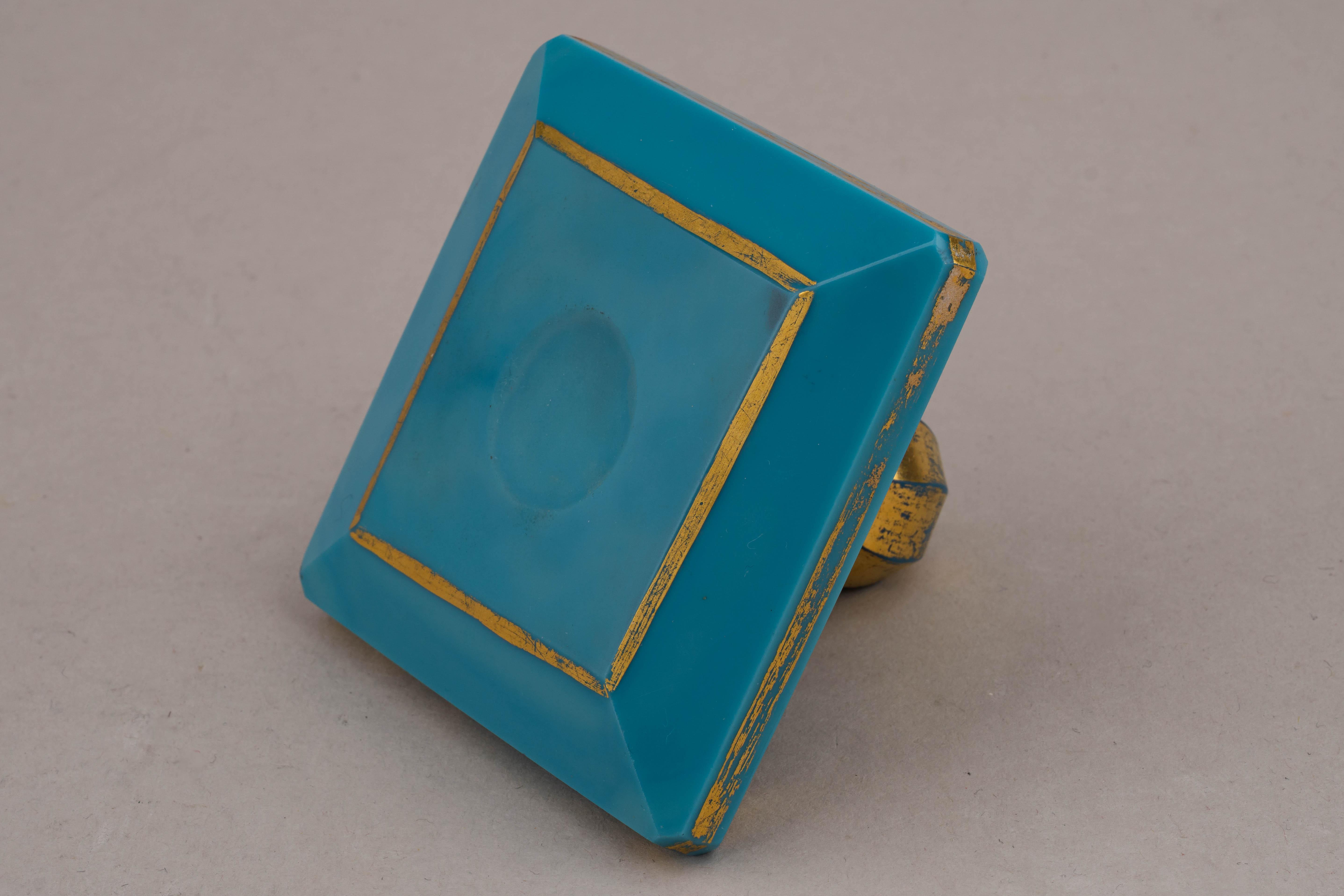 Флакон «бирюзового» смальтового стекла.  Россия, вторая четверть  XIX века.