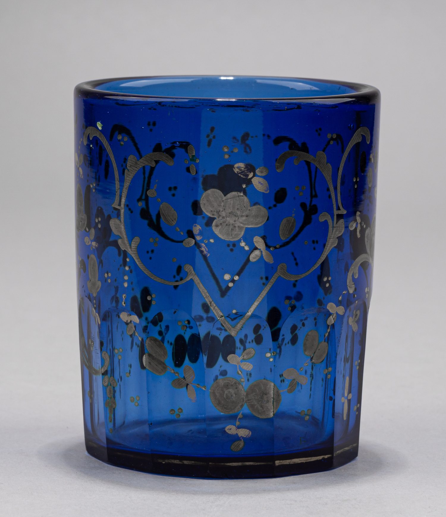 Стакан кобальтового стекла с росписью золотом и серебром.  Россия, 1830–1840-е годы.
