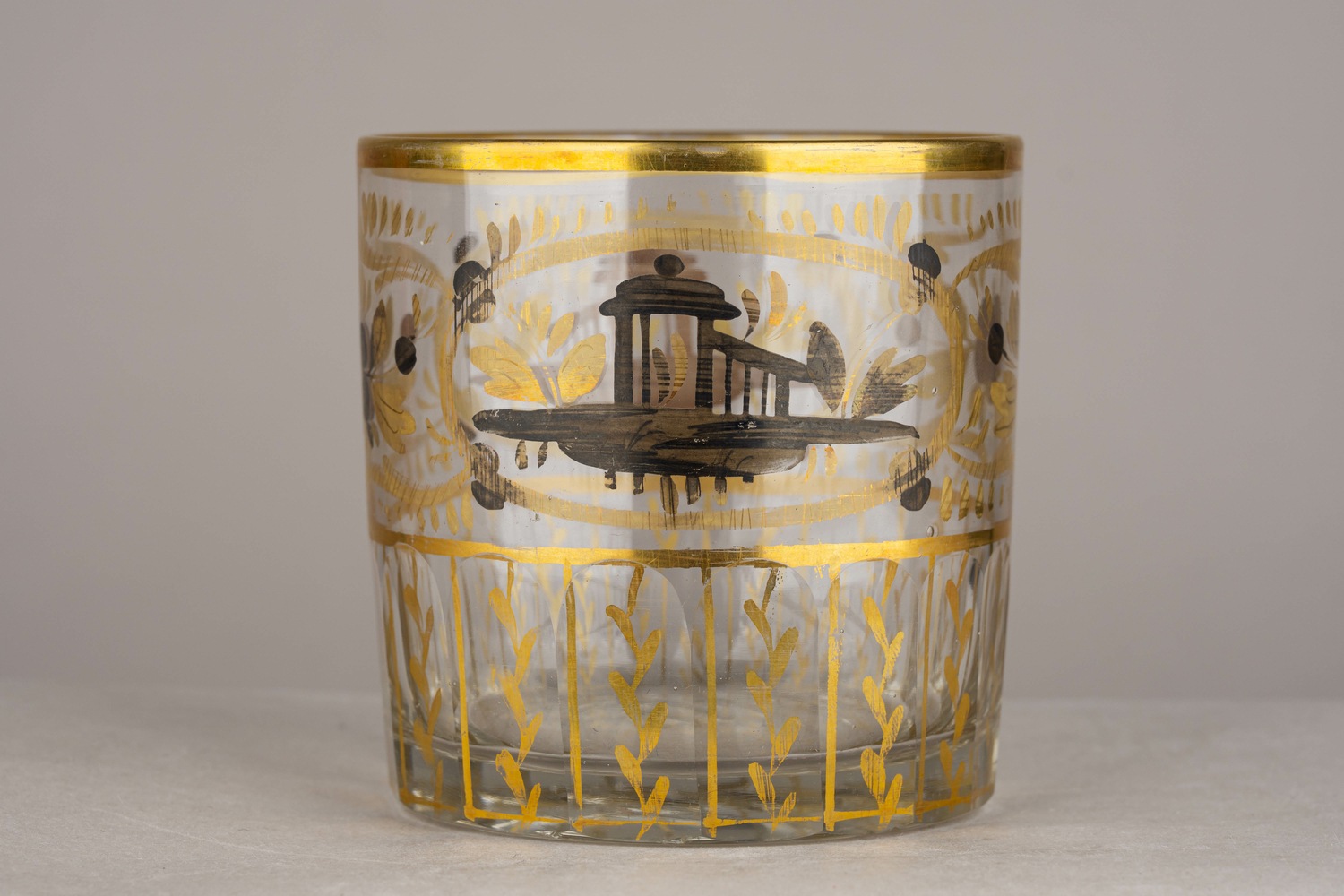 (ИСЗ) Стакан с изображением архитектуры с золотом и серебром. 
Россия, Императорский стеклянный завод, 1830-е годы.
