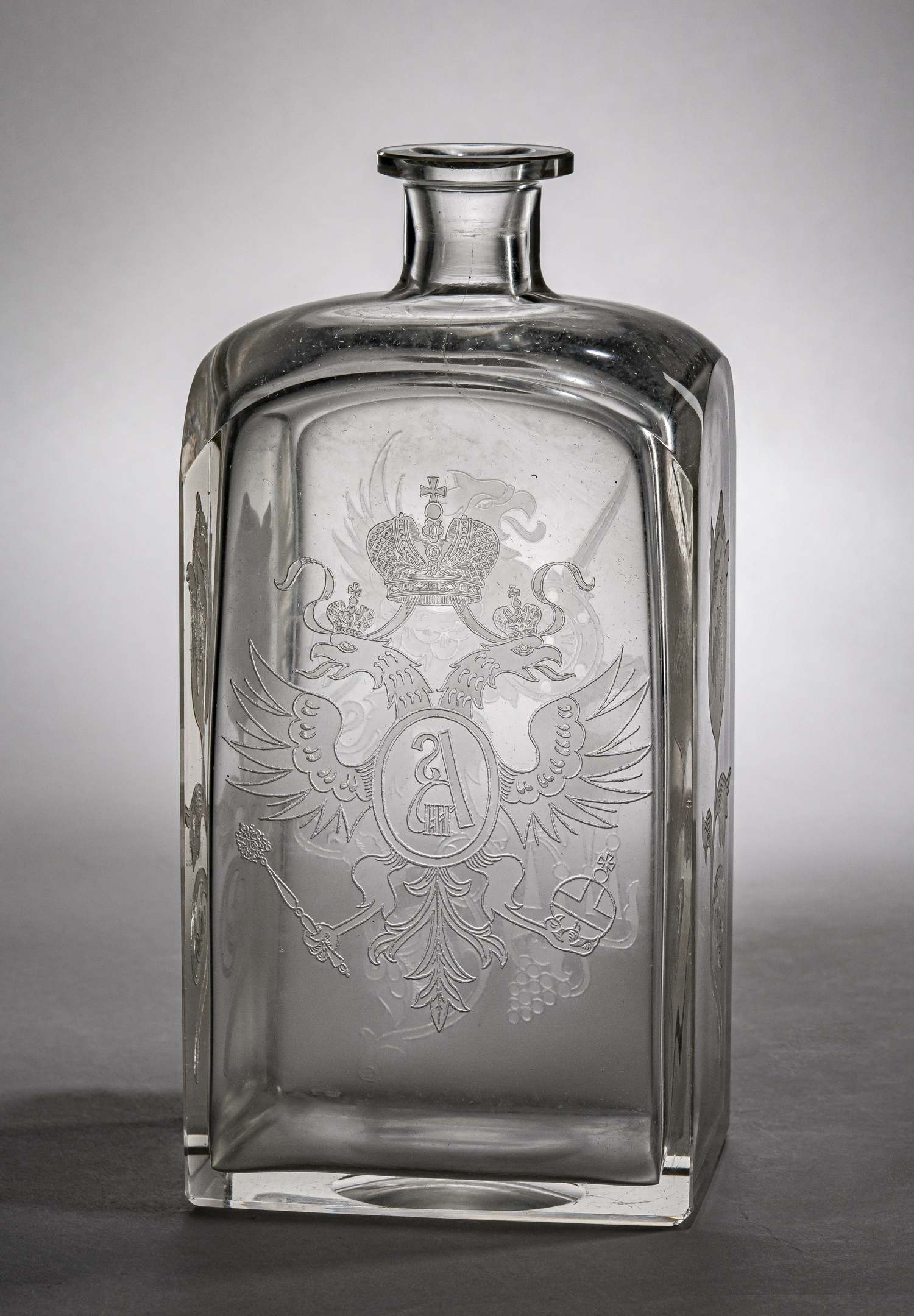 (Мальцов) Штоф с вензелем Александра III и НА (инициалами Николая II и Александры Федоровны) к 300-летию дома Романовых.
Россия, Гусевский хрустальный завод Мальцовых, по эскизу Ф.О. Шехтеля, 1913.