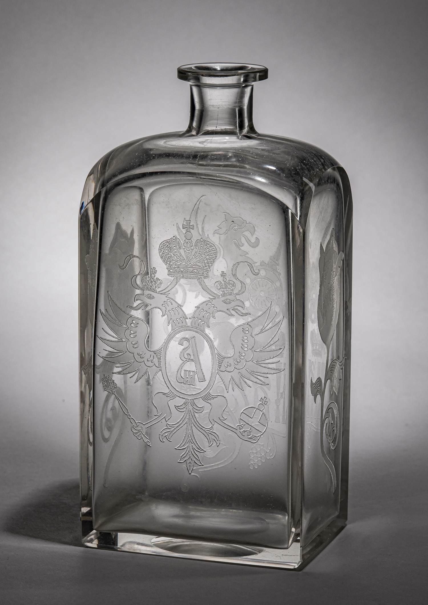 (Мальцов) Штоф с вензелем Александра III и НА (инициалами Николая II и Александры Федоровны) к 300-летию дома Романовых.
Россия, Гусевский хрустальный завод Мальцовых, по эскизу Ф.О. Шехтеля, 1913.