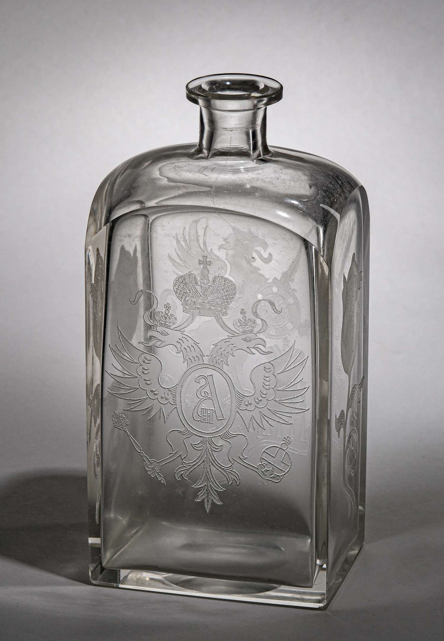 (Мальцов) Штоф с вензелем Александра III и НА (инициалами Николая II и Александры Федоровны) к 300-летию дома Романовых.
Россия, Гусевский хрустальный завод Мальцовых, по эскизу Ф.О. Шехтеля, 1913.