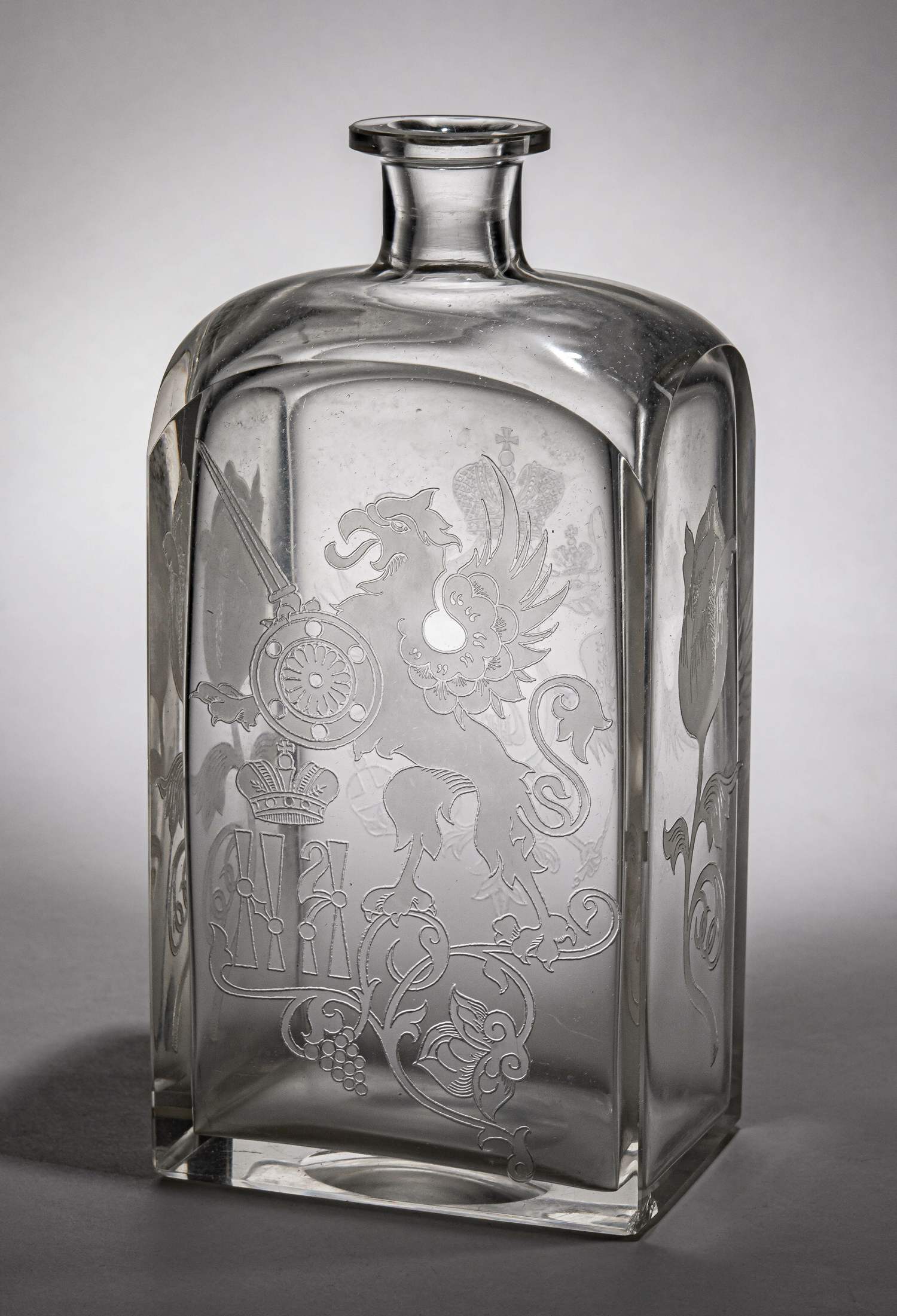 (Мальцов) Штоф с вензелем Александра III и НА (инициалами Николая II и Александры Федоровны) к 300-летию дома Романовых.
Россия, Гусевский хрустальный завод Мальцовых, по эскизу Ф.О. Шехтеля, 1913.