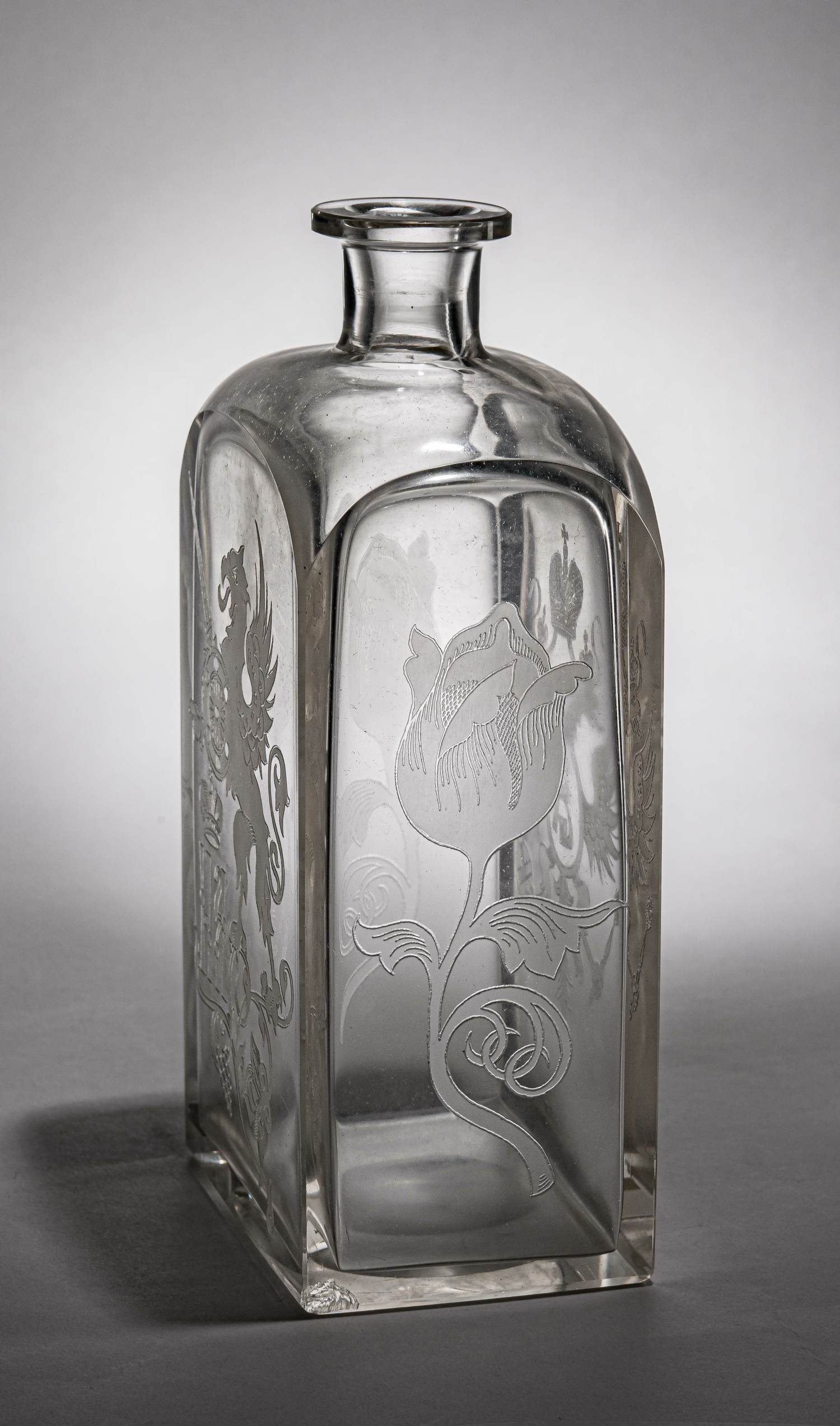 (Мальцов) Штоф с вензелем Александра III и НА (инициалами Николая II и Александры Федоровны) к 300-летию дома Романовых.
Россия, Гусевский хрустальный завод Мальцовых, по эскизу Ф.О. Шехтеля, 1913.