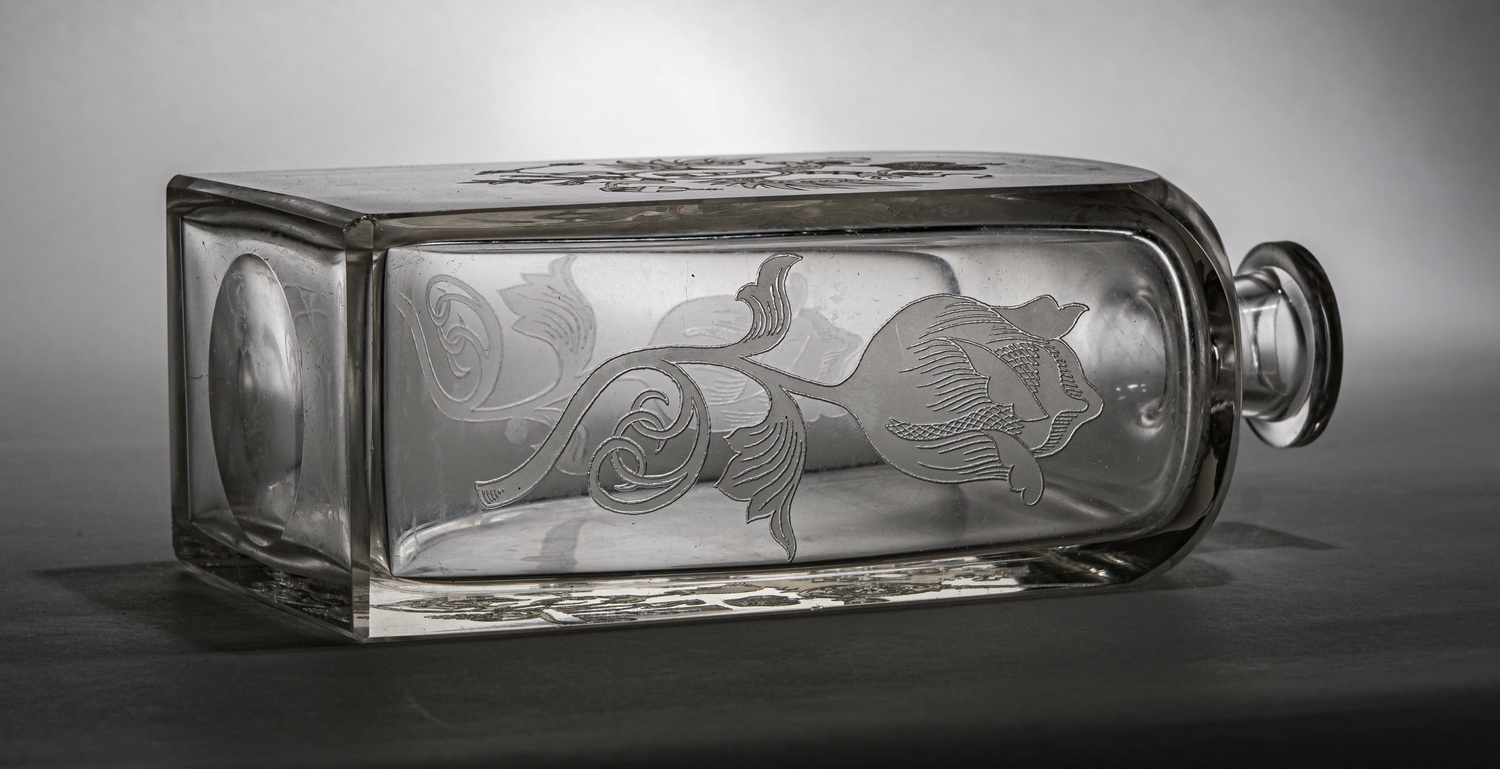 (Мальцов) Штоф с вензелем Александра III и НА (инициалами Николая II и Александры Федоровны) к 300-летию дома Романовых.
Россия, Гусевский хрустальный завод Мальцовых, по эскизу Ф.О. Шехтеля, 1913.