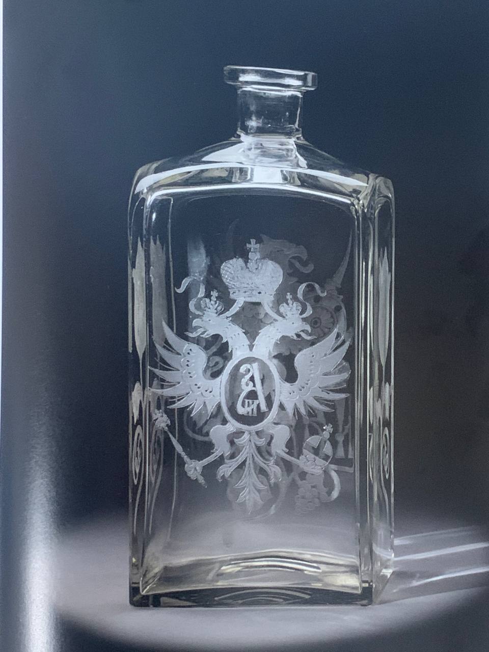 (Мальцов) Штоф с вензелем Александра III и НА (инициалами Николая II и Александры Федоровны) к 300-летию дома Романовых.
Россия, Гусевский хрустальный завод Мальцовых, по эскизу Ф.О. Шехтеля, 1913.