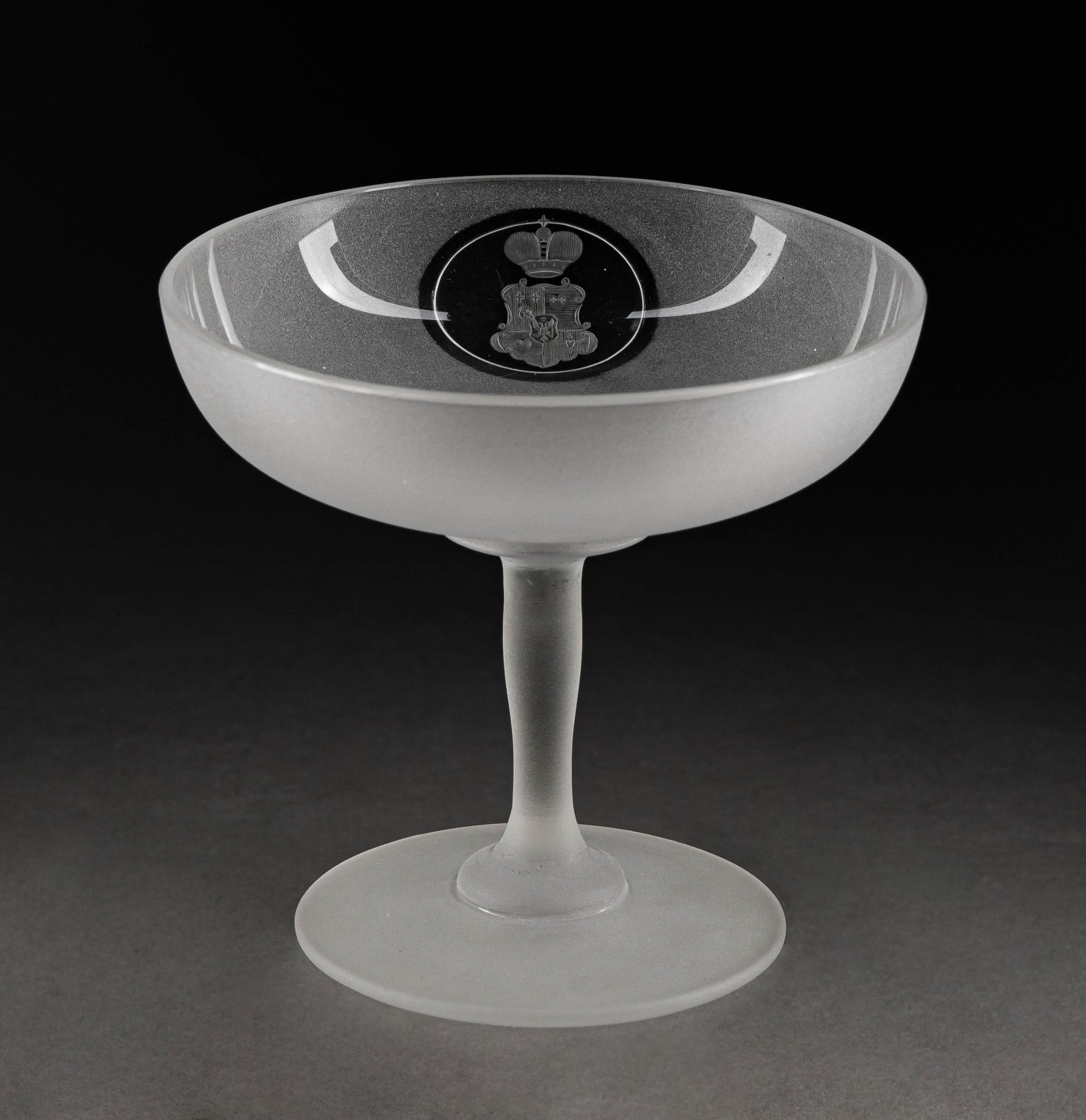 (Князь Кочубей) Фужер с гербом рода князей Кочубеев.
Россия,  вторая треть XIX века.