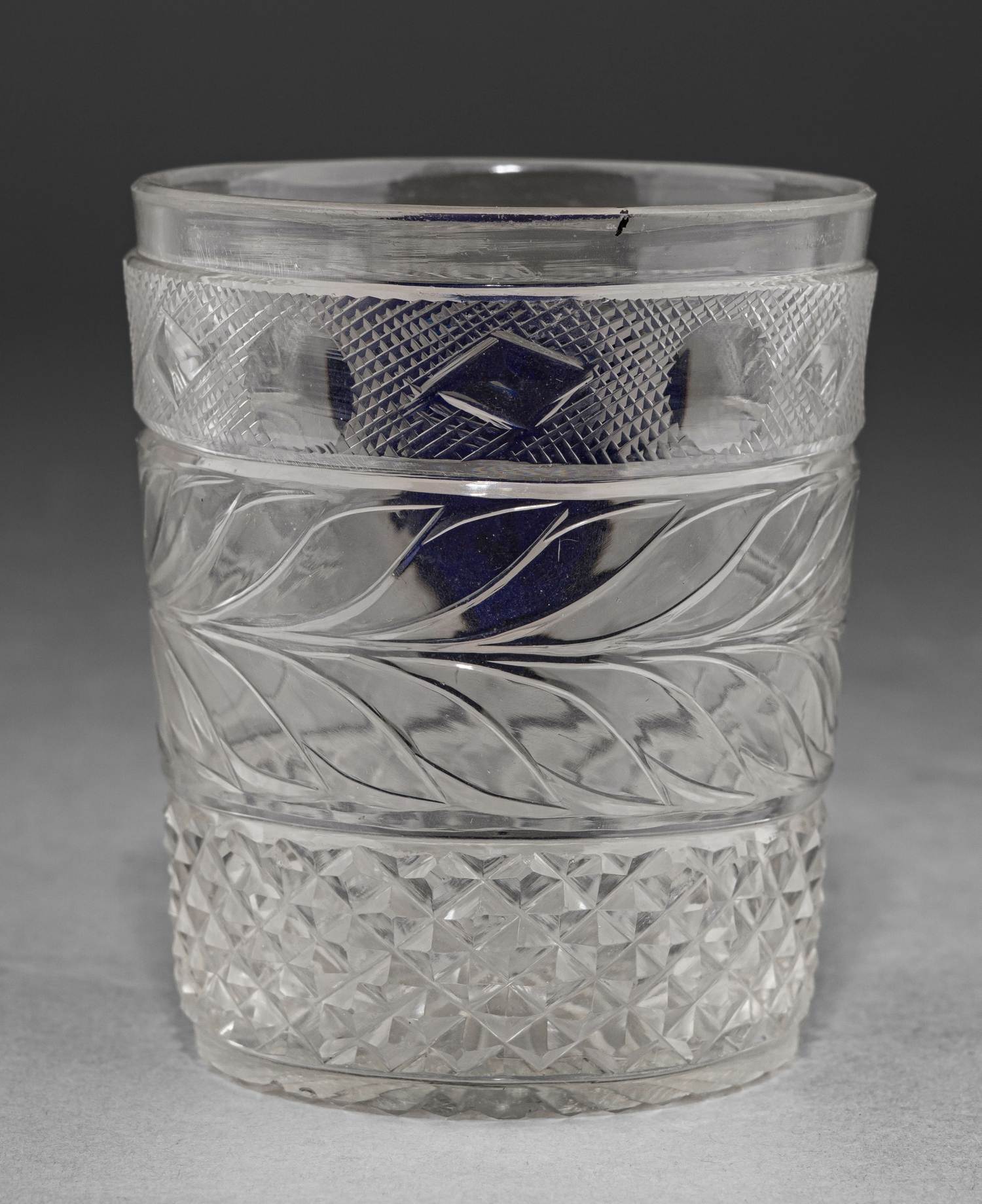 (ИСЗ. «Коттедж»)) Стакан из Собственного сервиза дворца «Коттедж» с девизом «За веру, Царя и Отечество». Императорский стеклянный завод, по рисунку И.А. Иванова, основной состав 1827-1840-е годы.