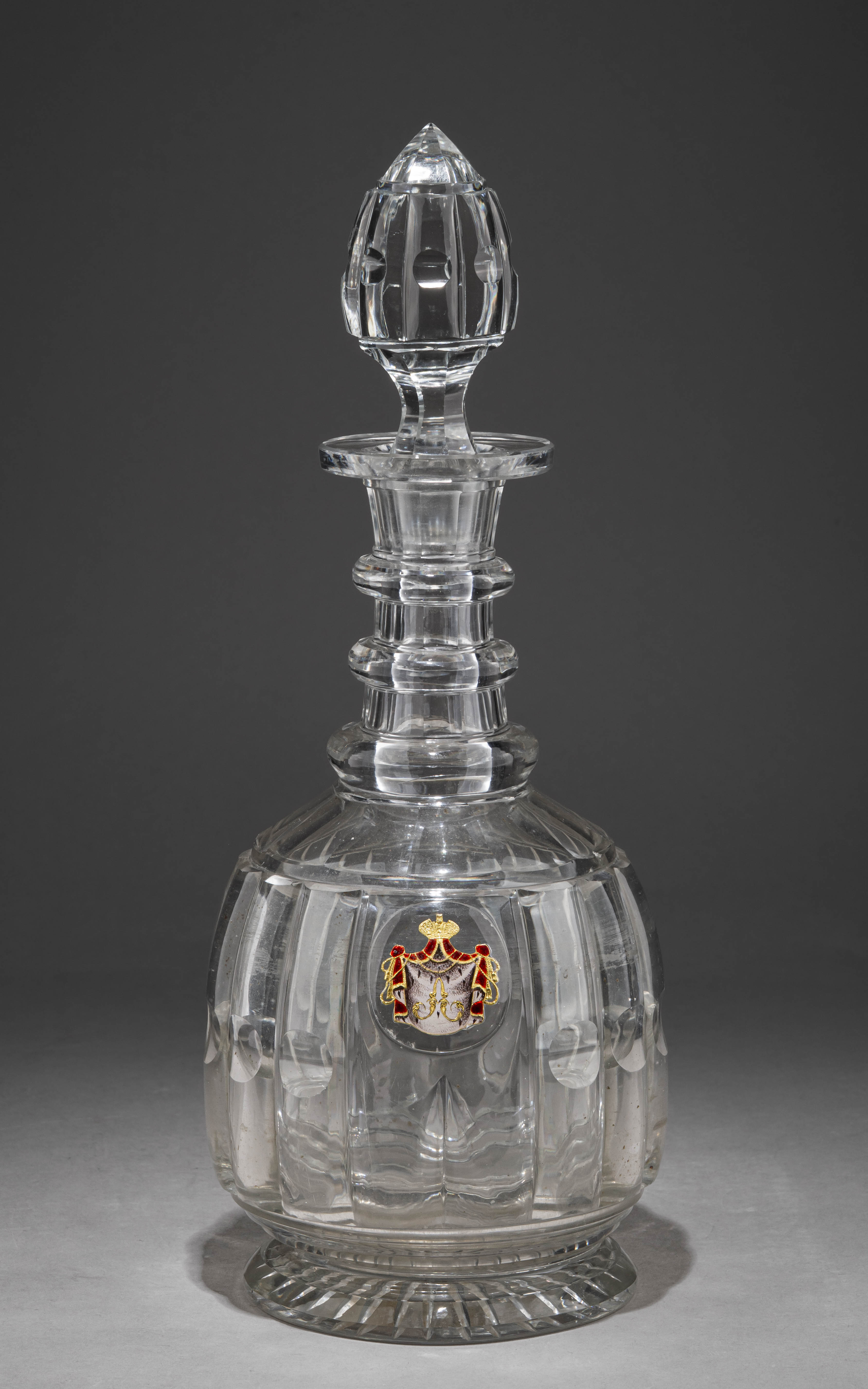 (ИСЗ) Большой графин из «Банкетного» сервиза цесаревича Александра Николаевича (будущего императора Александра II)
Россия, Императорский стеклянный завод, 1841–1850 годы.