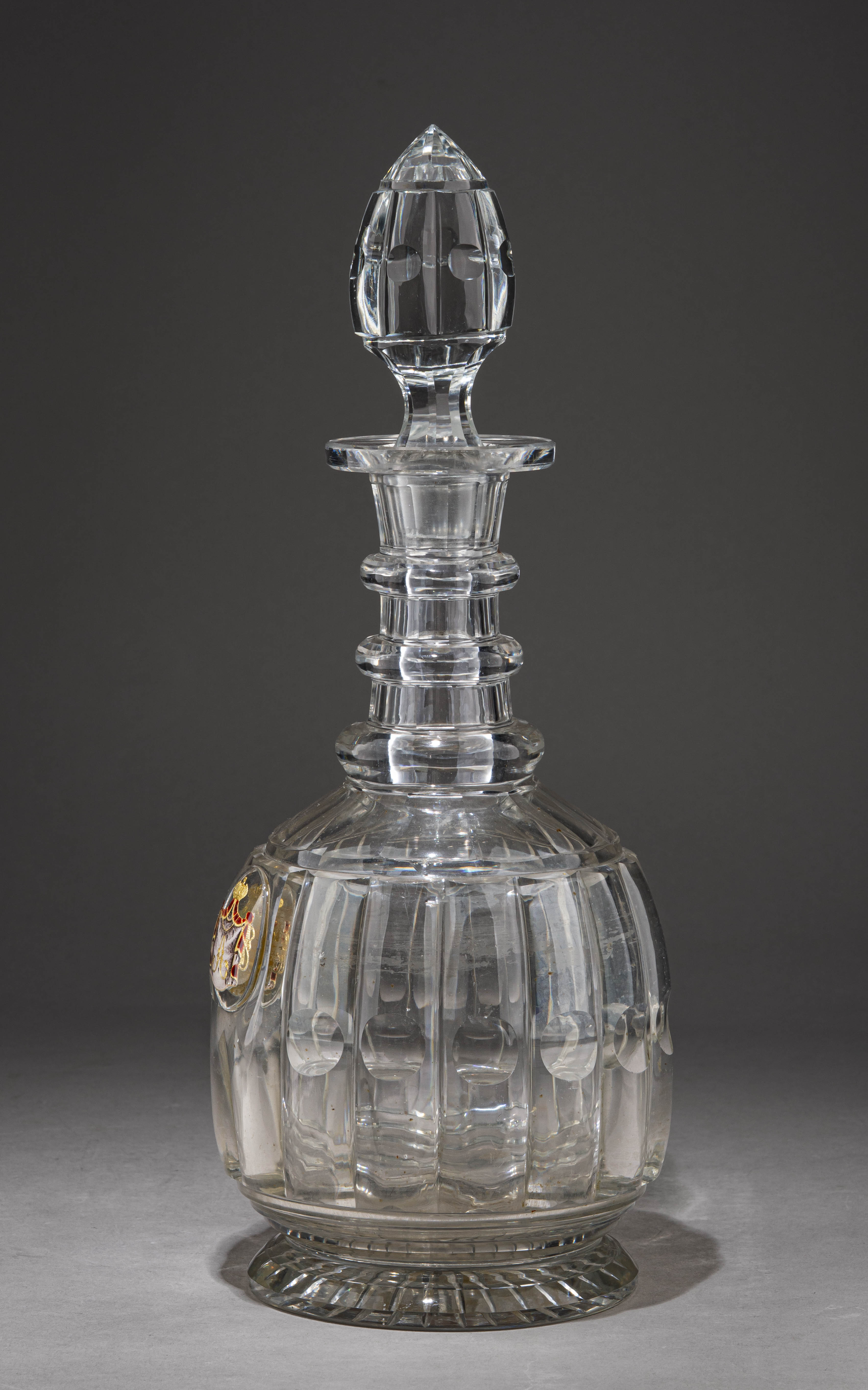 (ИСЗ) Большой графин из «Банкетного» сервиза цесаревича Александра Николаевича (будущего императора Александра II)
Россия, Императорский стеклянный завод, 1841–1850 годы.
