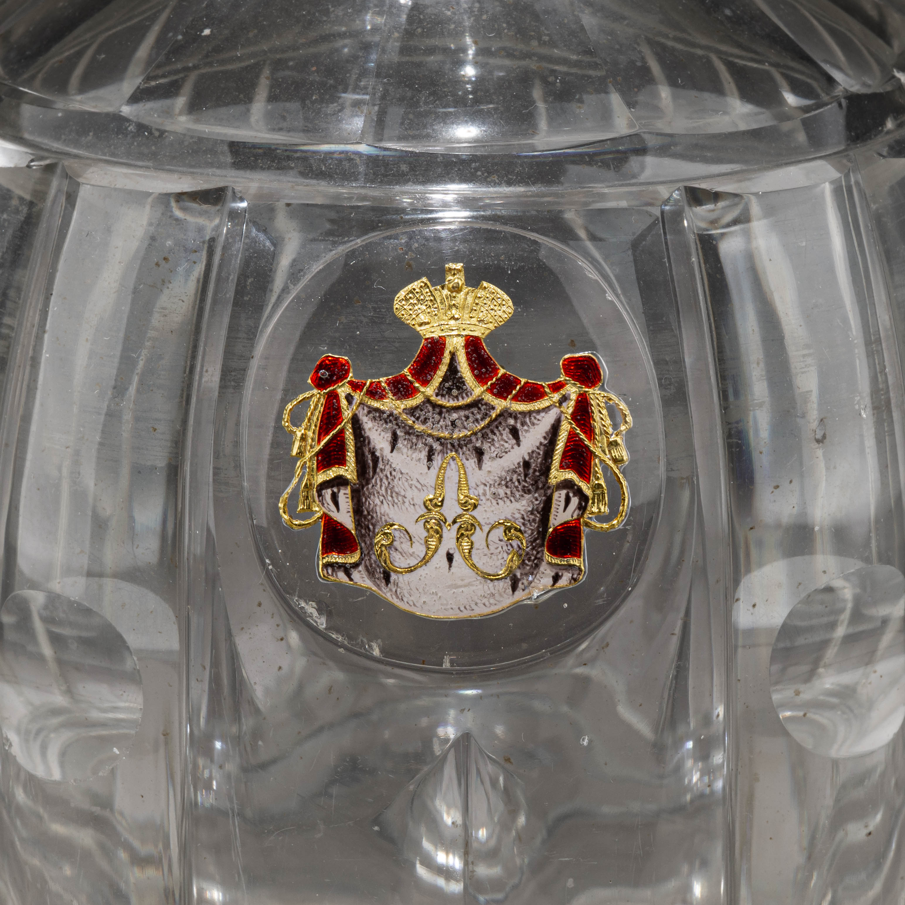 (ИСЗ) Большой графин из «Банкетного» сервиза цесаревича Александра Николаевича (будущего императора Александра II)
Россия, Императорский стеклянный завод, 1841–1850 годы.