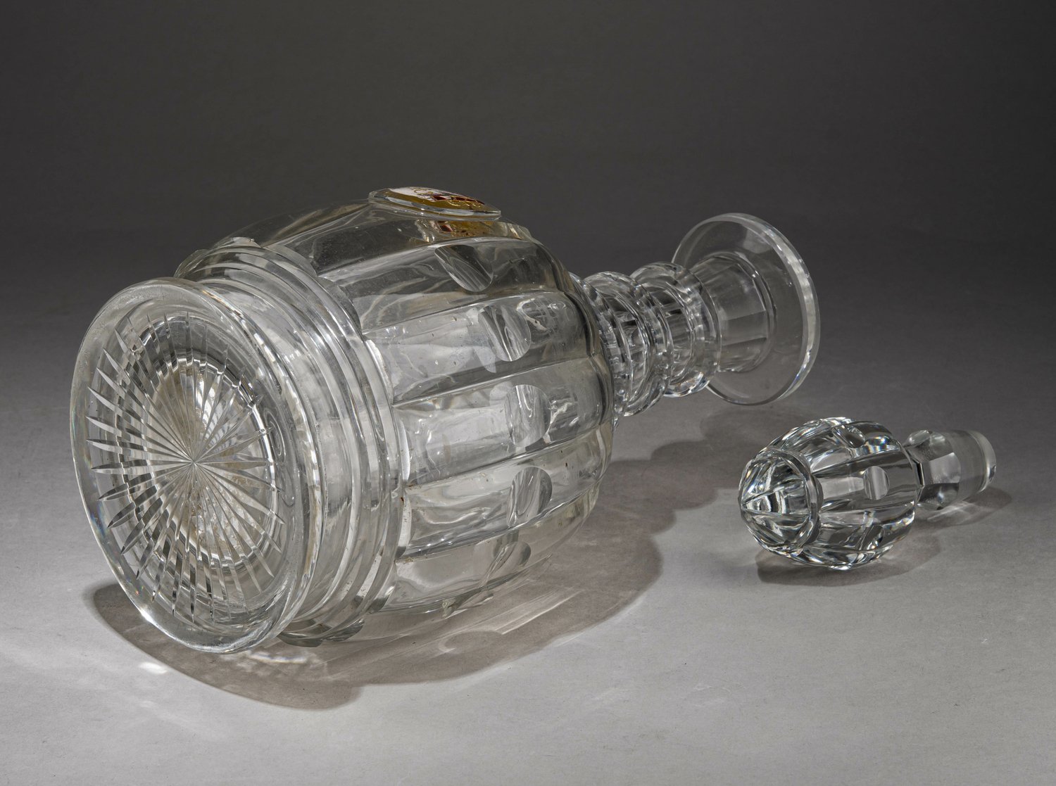 (ИСЗ) Большой графин из «Банкетного» сервиза цесаревича Александра Николаевича (будущего императора Александра II)
Россия, Императорский стеклянный завод, 1841–1850 годы.