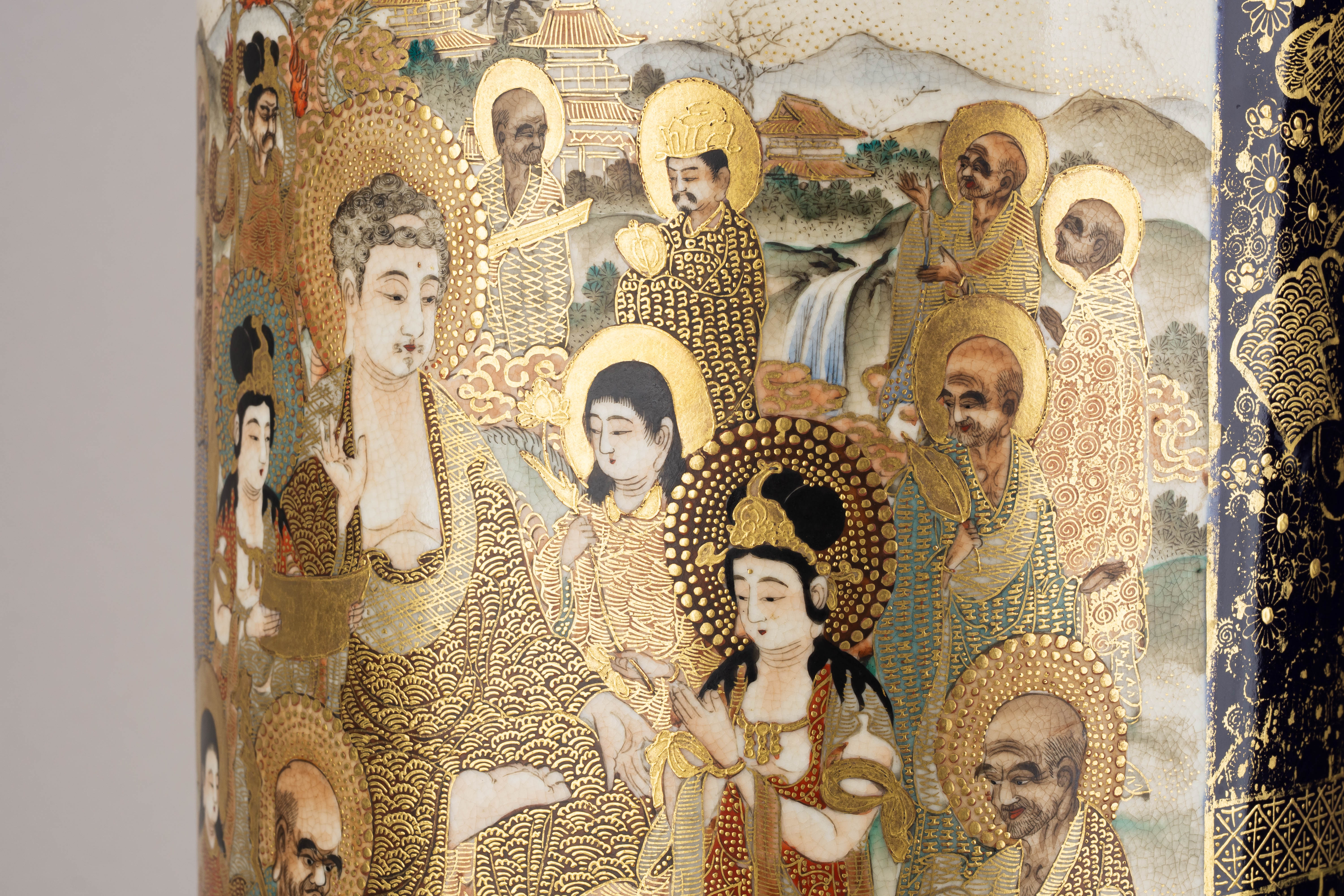 (Сацума) Ваза с изображением Будды. Япония, Сацума, период Мэйдзи, конец XIX века. (1868–1912).