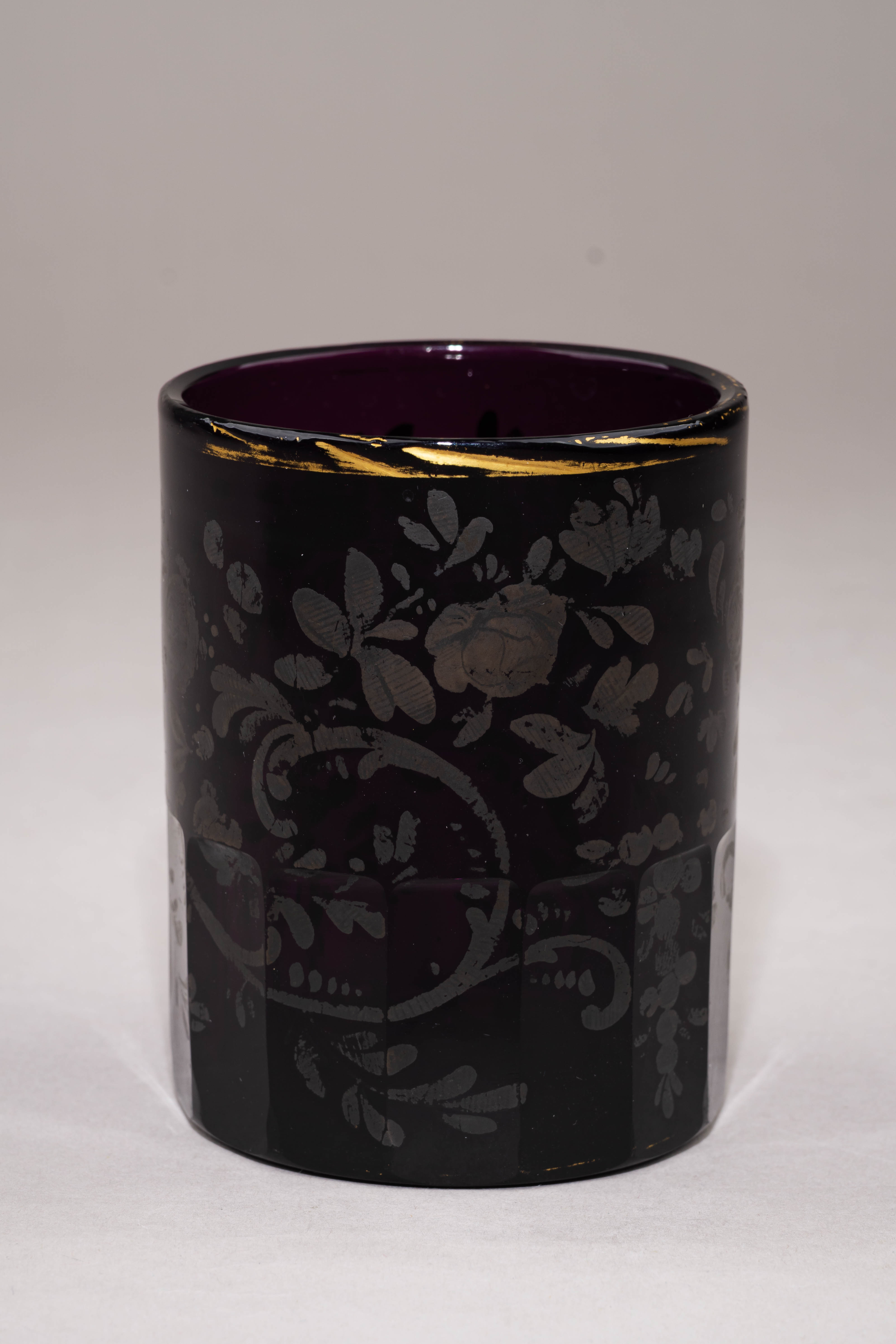 Стакан марганцевого стекла с росписью серебром.
Россия, 1840–1850-е годы.