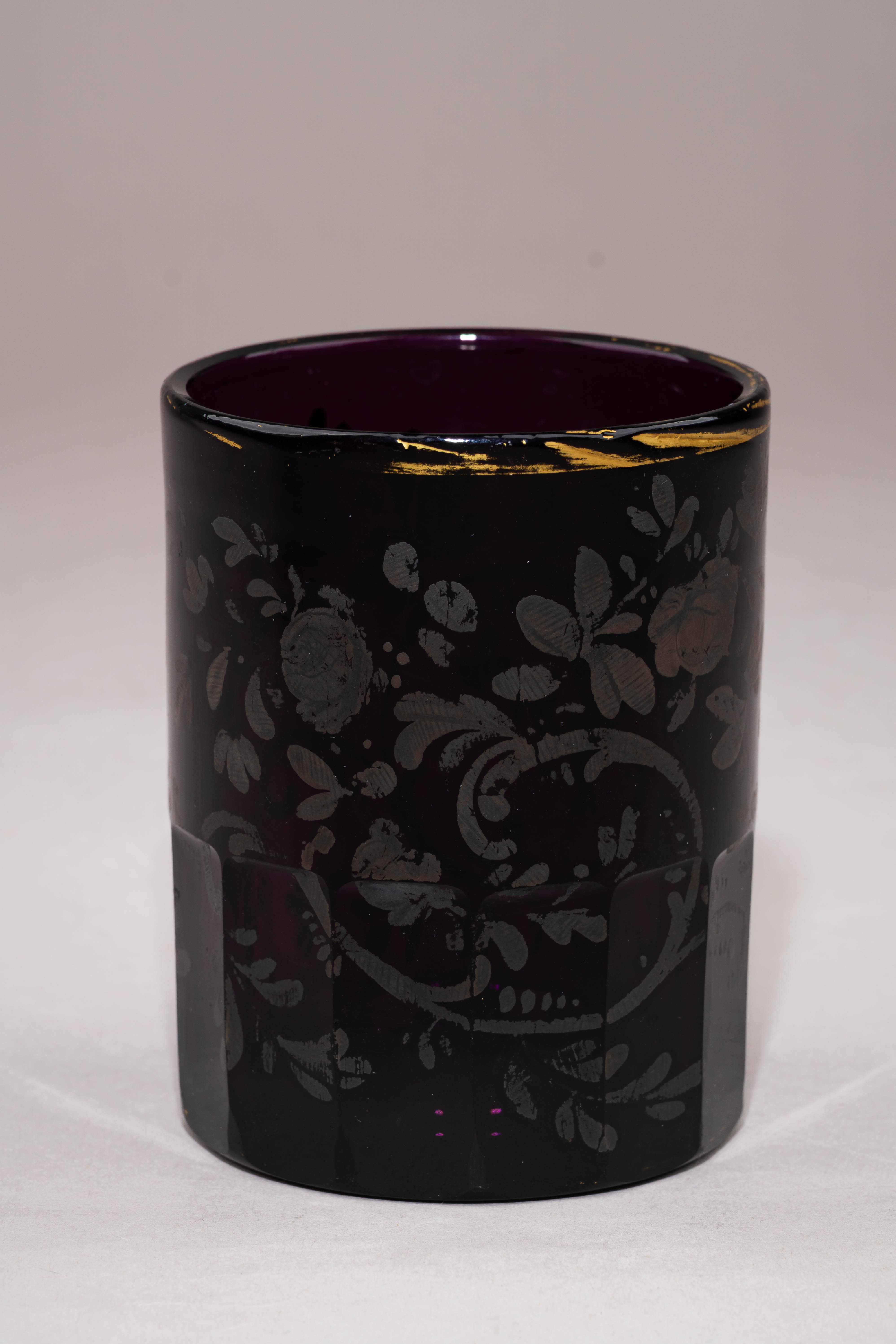 Стакан марганцевого стекла с росписью серебром.
Россия, 1840–1850-е годы.