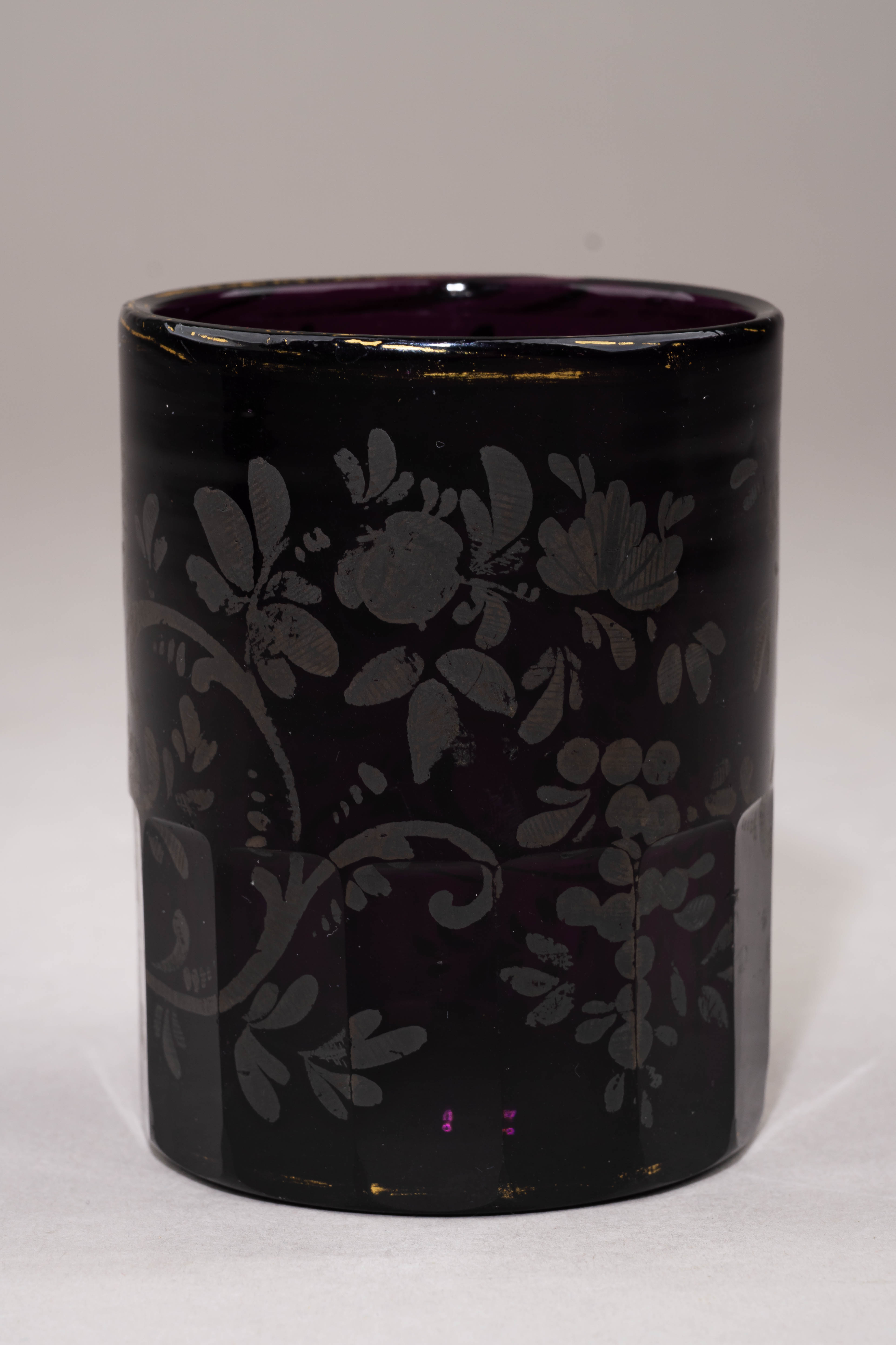 Стакан марганцевого стекла с росписью серебром.
Россия, 1840–1850-е годы.