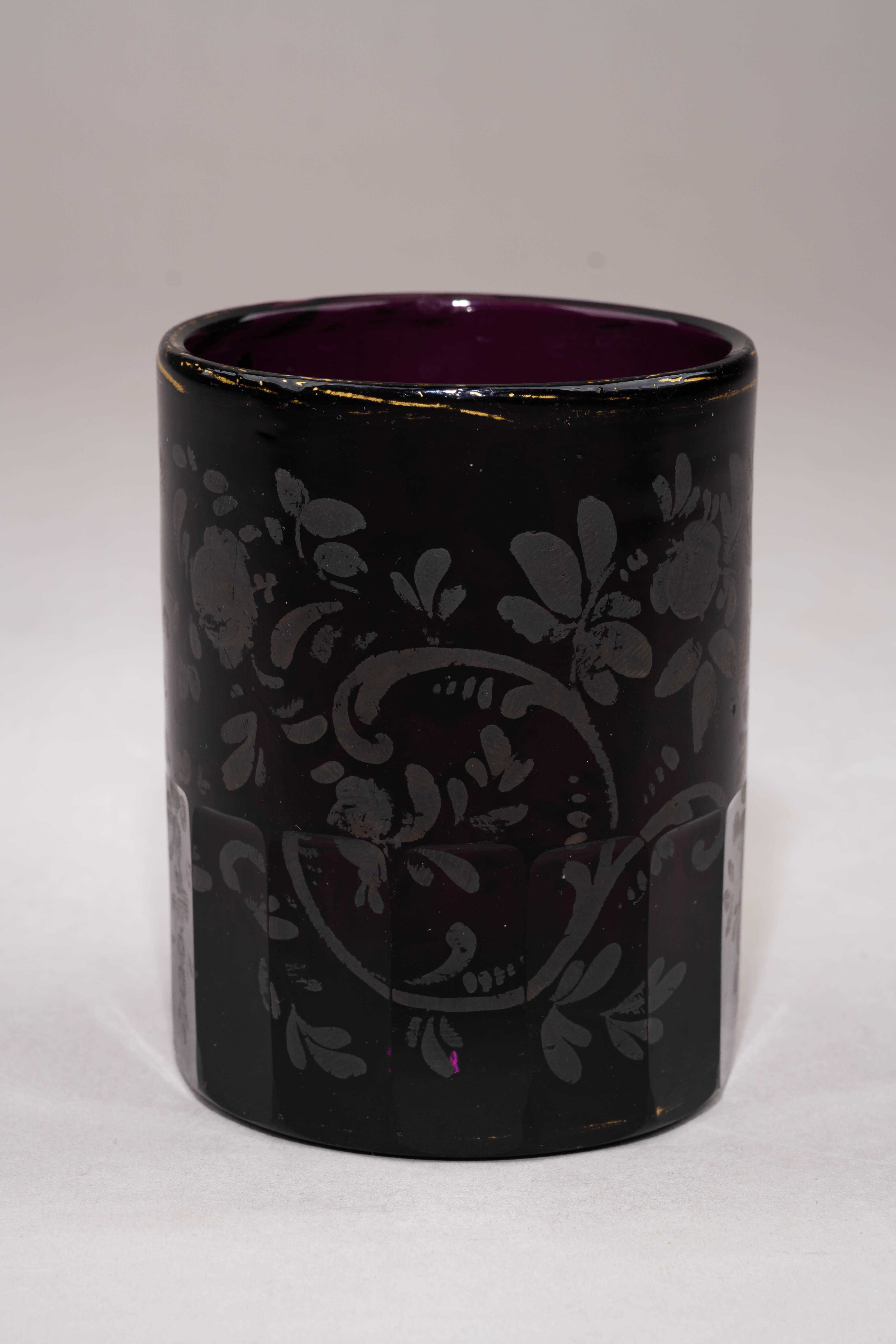 Стакан марганцевого стекла с росписью серебром.
Россия, 1840–1850-е годы.