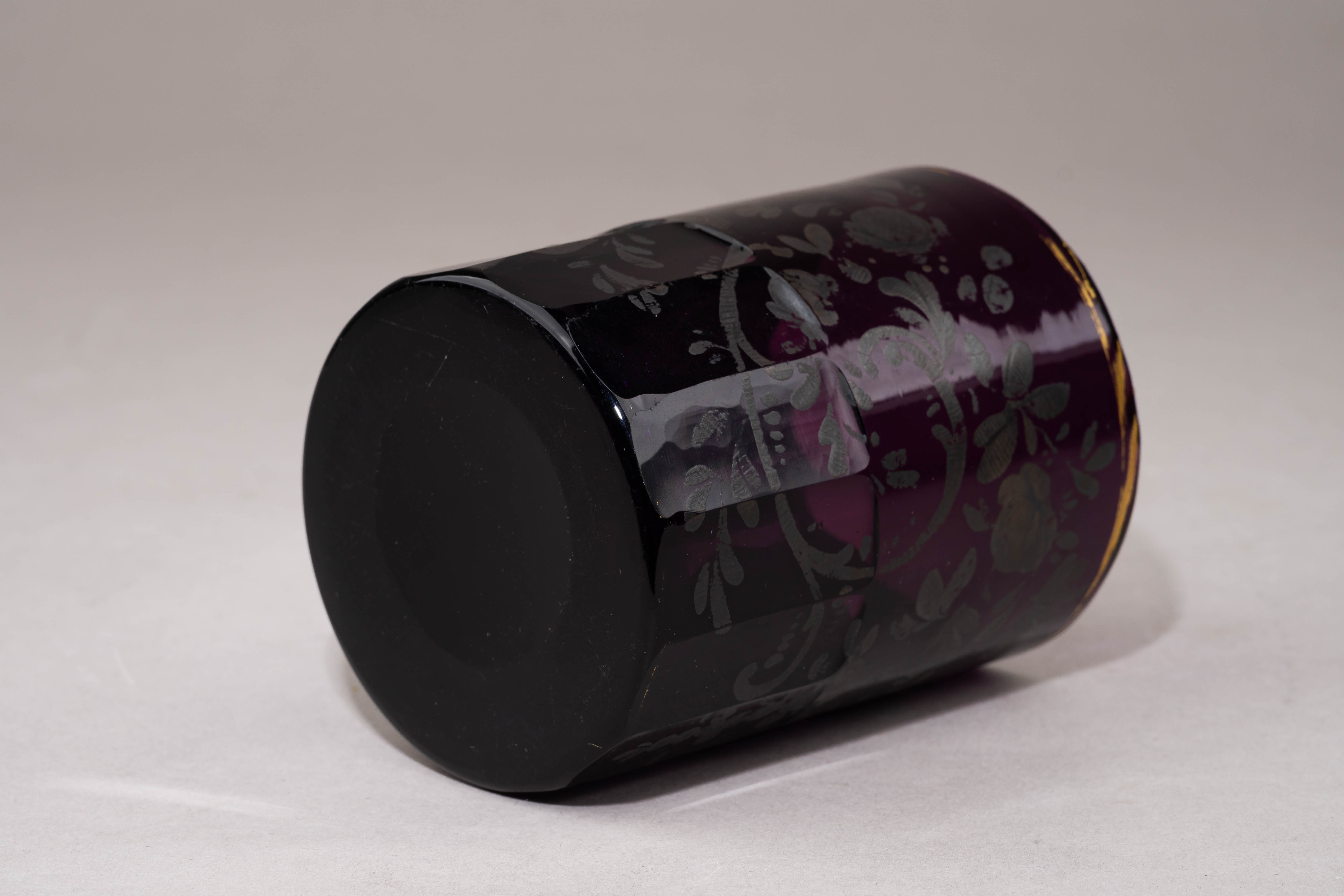 Стакан марганцевого стекла с росписью серебром.
Россия, 1840–1850-е годы.