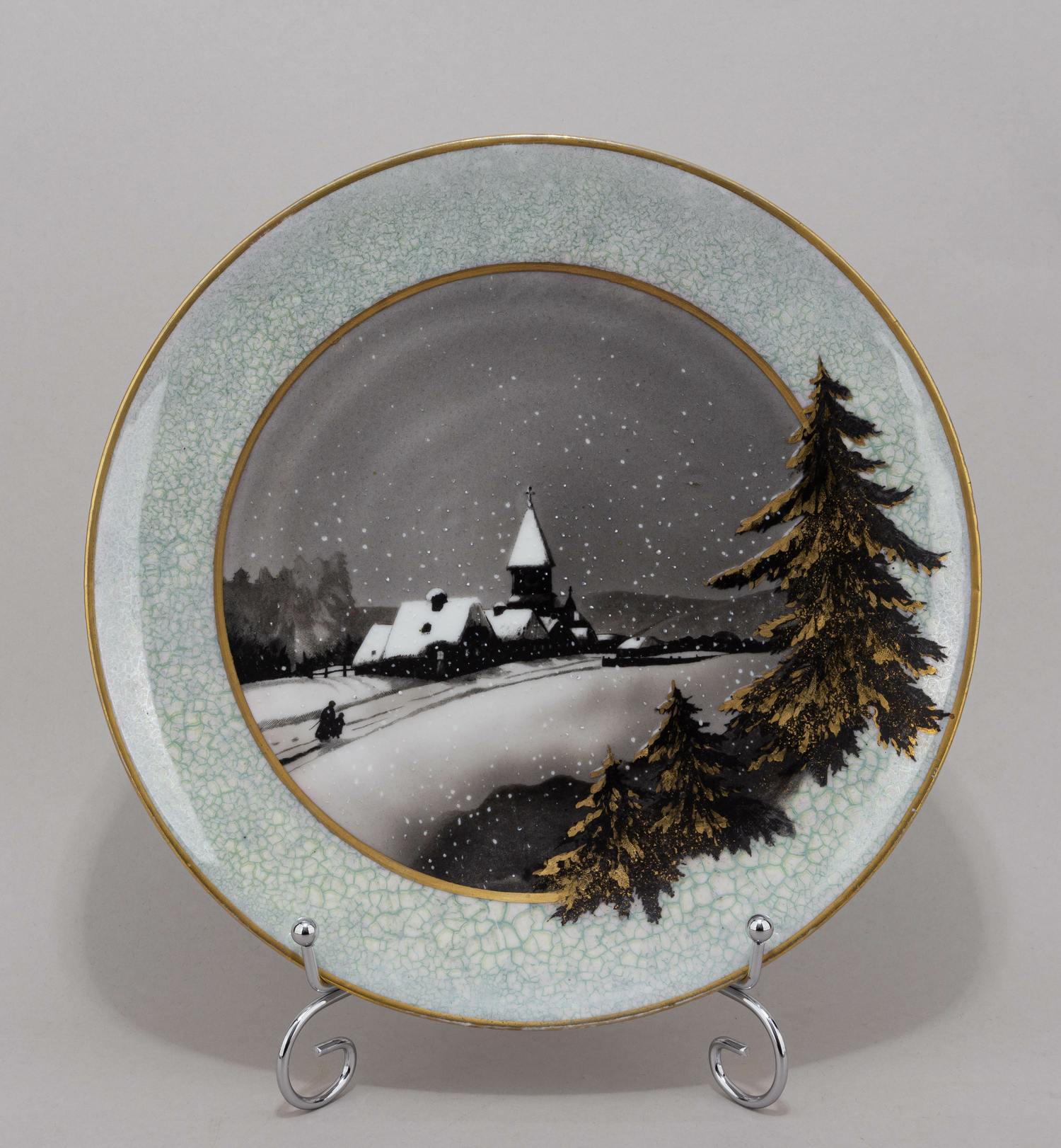 (Кузнецов) Тарелка «Рождественский пейзаж с храмом». Россия, завод Товарищества М.С. Кузнецова, начало XX века.