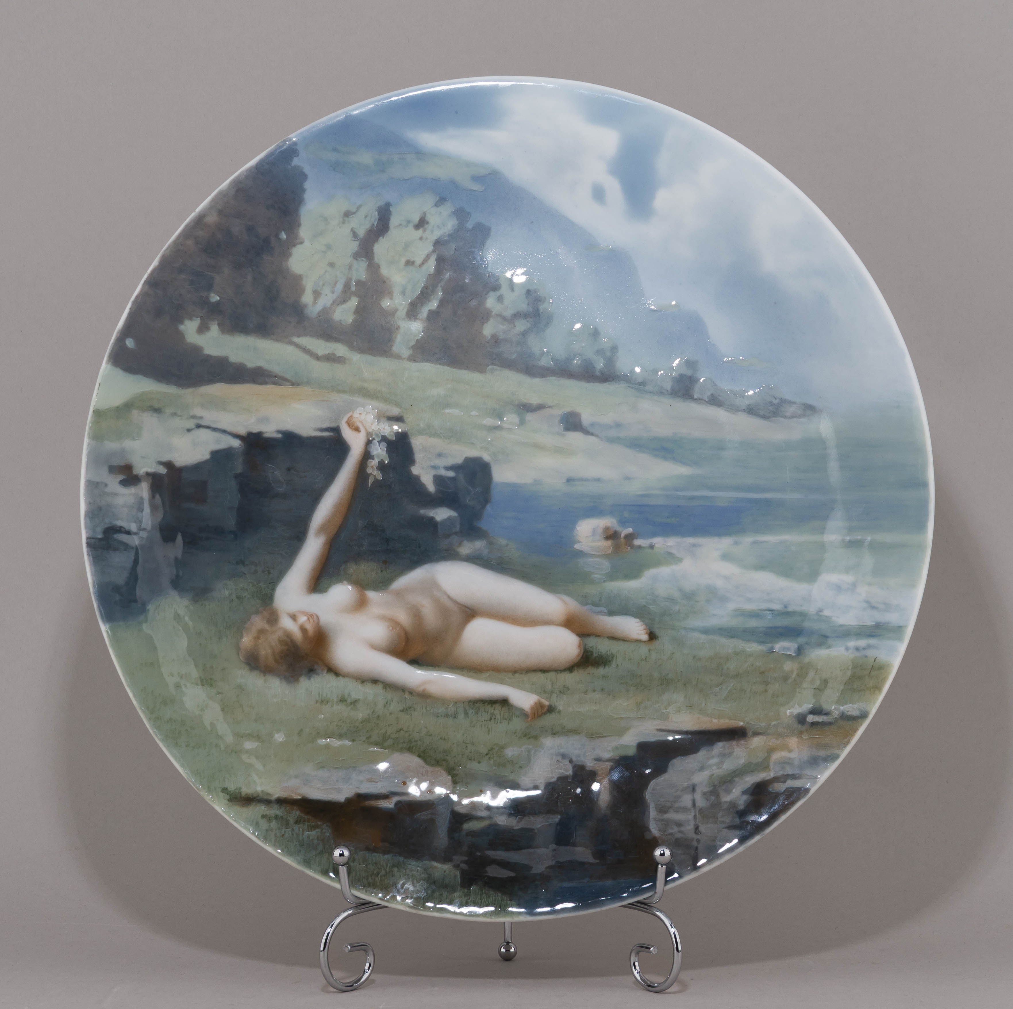 (Мейсен. Модерн) Блюдо «Пейзаж с обнаженной». Германия, Мейсенская фарфоровая мануфактура, 1880-1890 годы.
