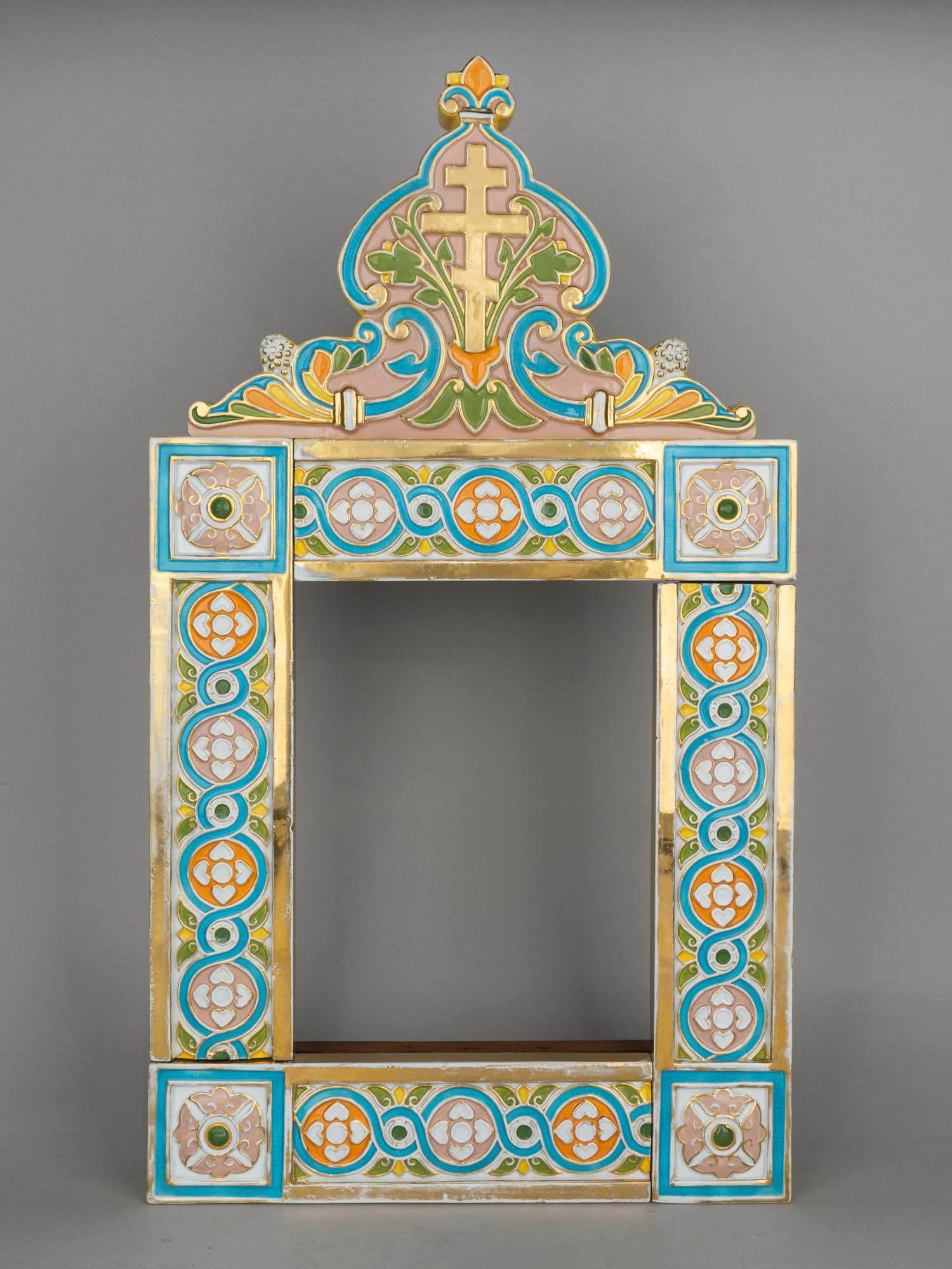 (Кузнецов) Киотная рама в русском стиле. Россия, завод «Товарищества М. С. Кузнецова» в Твери, начало XX века.