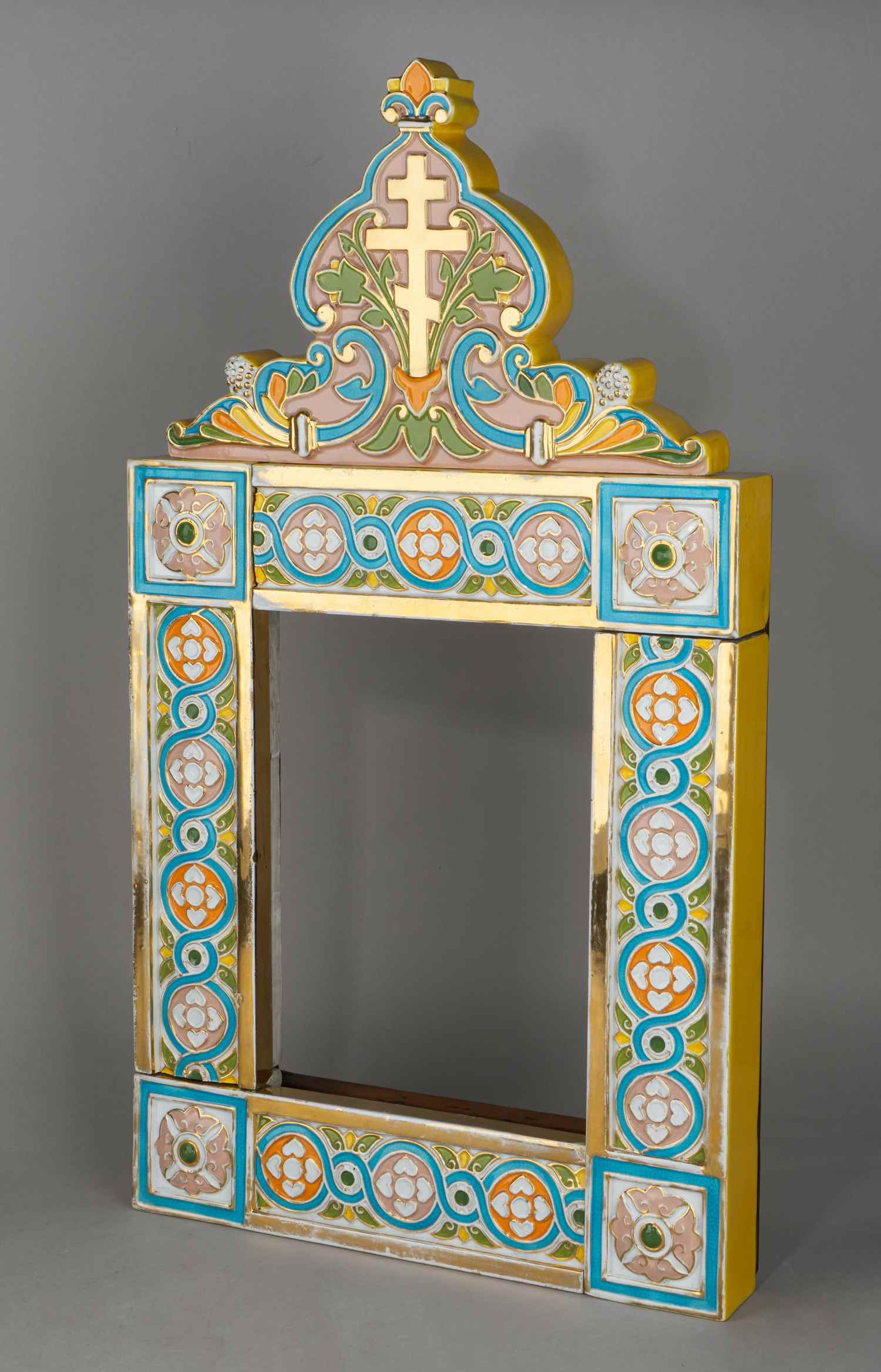 (Кузнецов) Киотная рама в русском стиле. Россия, завод «Товарищества М. С. Кузнецова» в Твери, начало XX века.