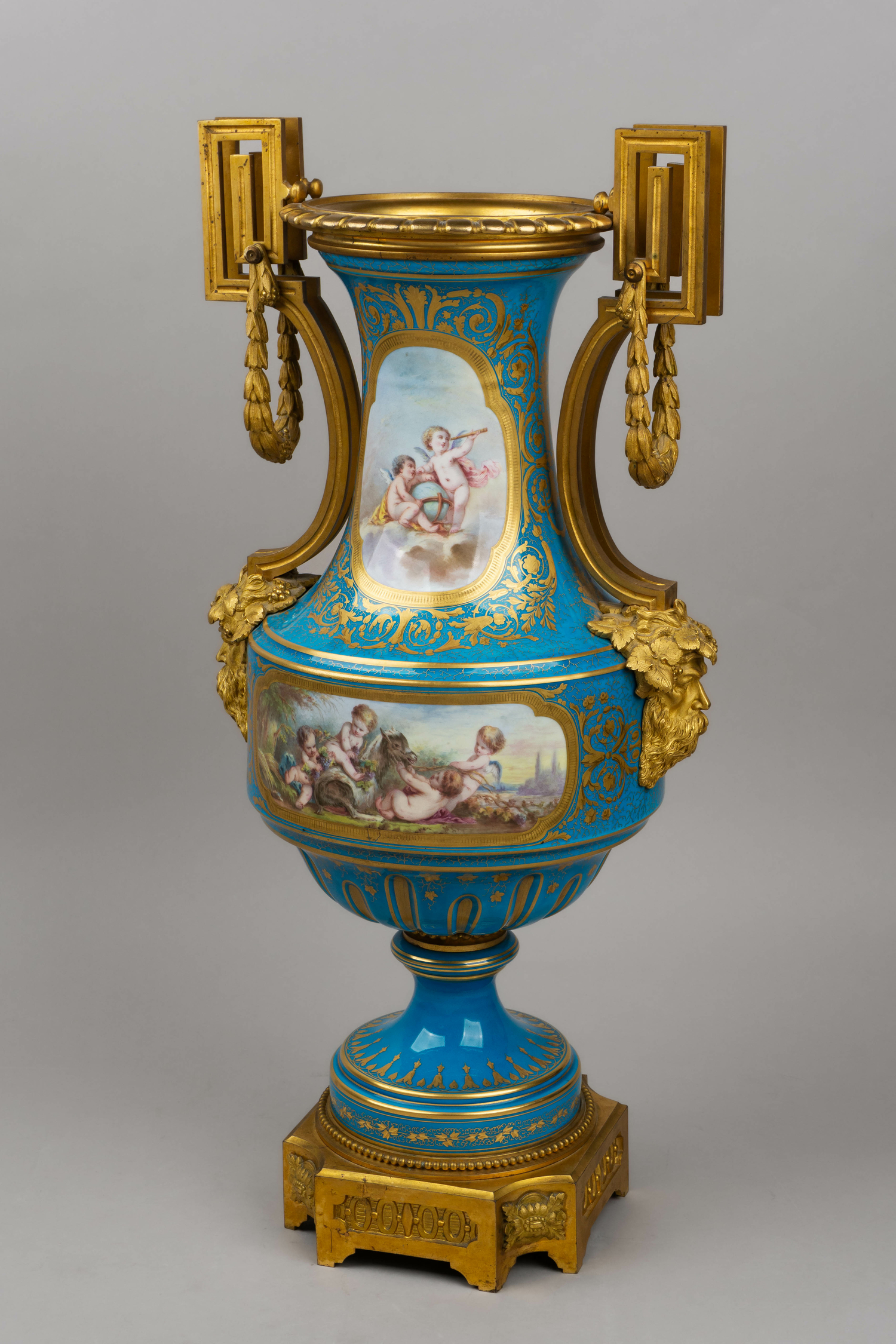 (Севр) Ваза с изображением купидонов.
Франция, Севр, бронза- Париж, А. Шлоссмахер, вторая половина XIX века.