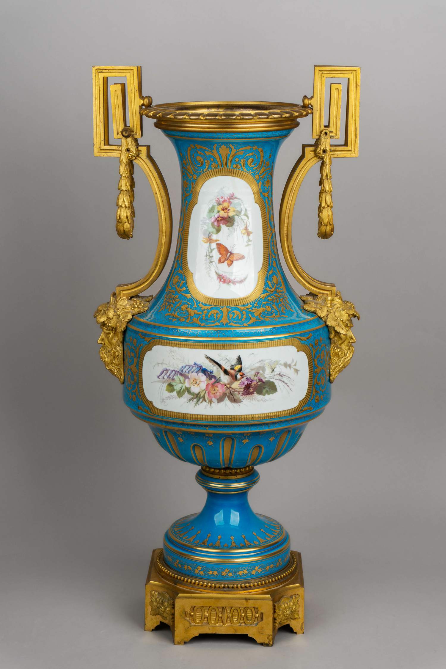 (Севр) Ваза с изображением купидонов.
Франция, Севр, бронза- Париж, А. Шлоссмахер, вторая половина XIX века.