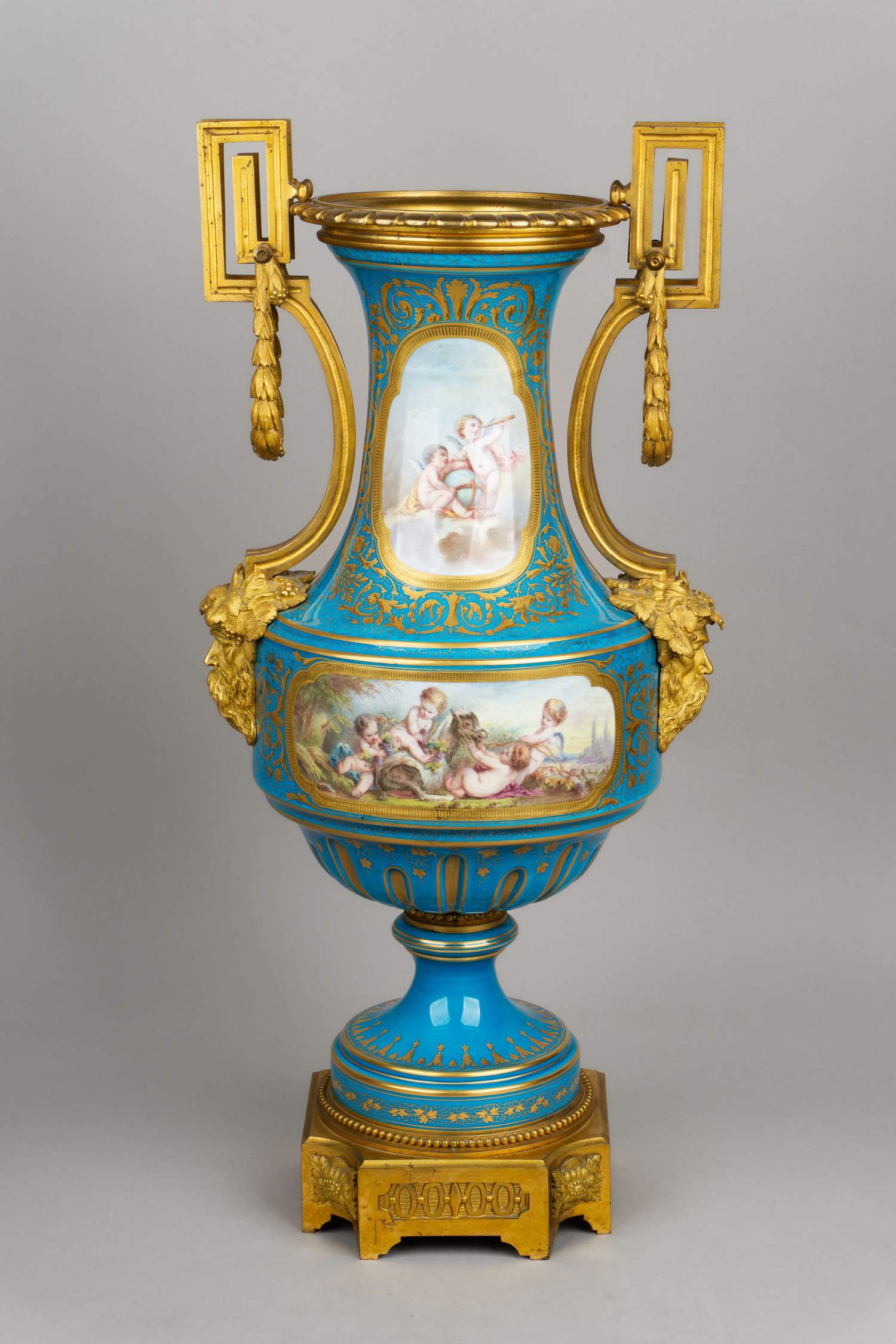 (Севр) Ваза с изображением купидонов.
Франция, Севр, бронза- Париж, А. Шлоссмахер, вторая половина XIX века.