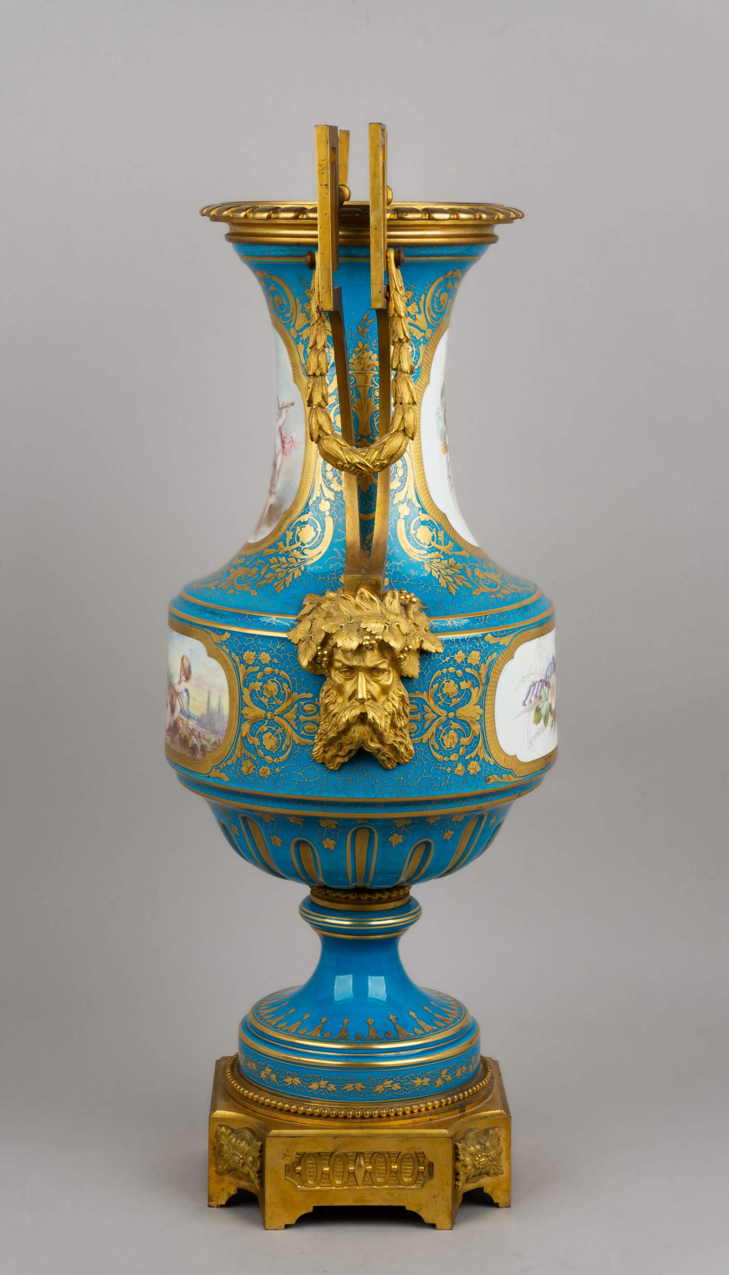 (Севр) Ваза с изображением купидонов.
Франция, Севр, бронза- Париж, А. Шлоссмахер, вторая половина XIX века.