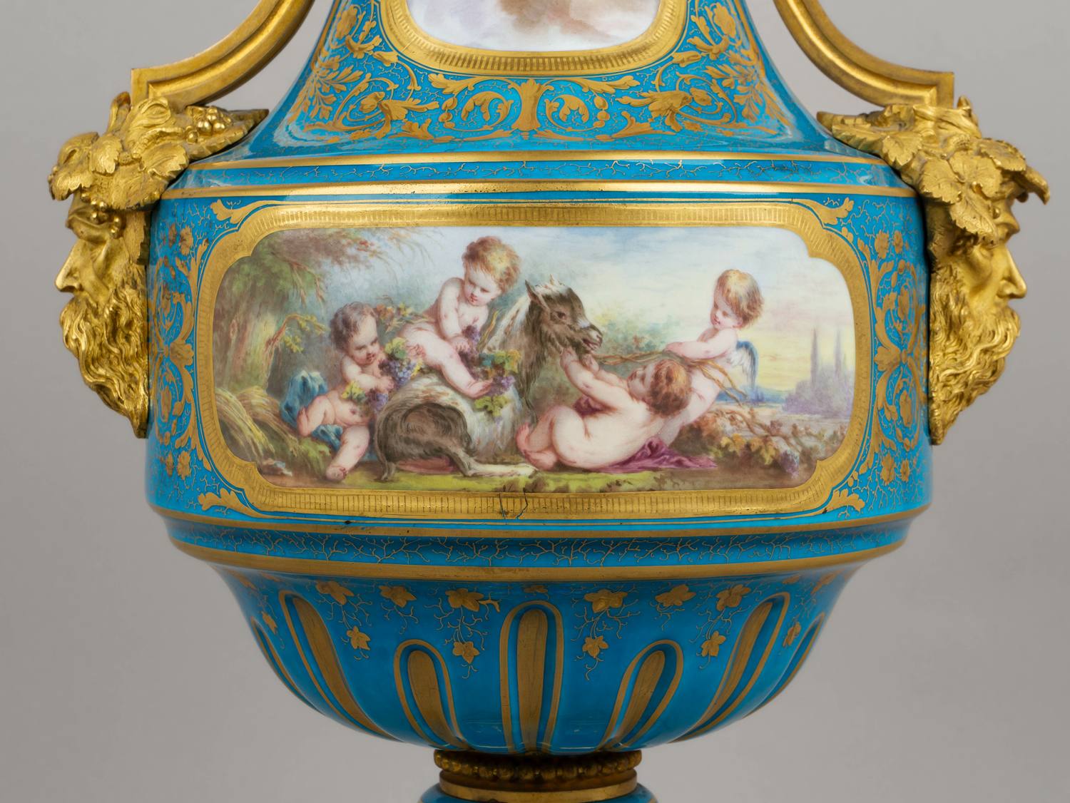 (Севр) Ваза с изображением купидонов.
Франция, Севр, бронза- Париж, А. Шлоссмахер, вторая половина XIX века.