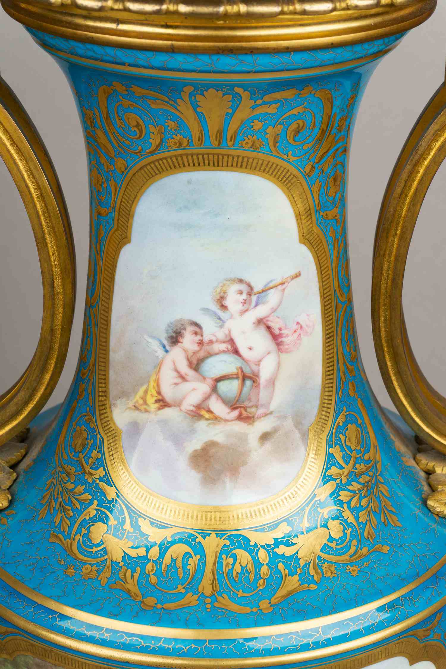 (Севр) Ваза с изображением купидонов.
Франция, Севр, бронза- Париж, А. Шлоссмахер, вторая половина XIX века.