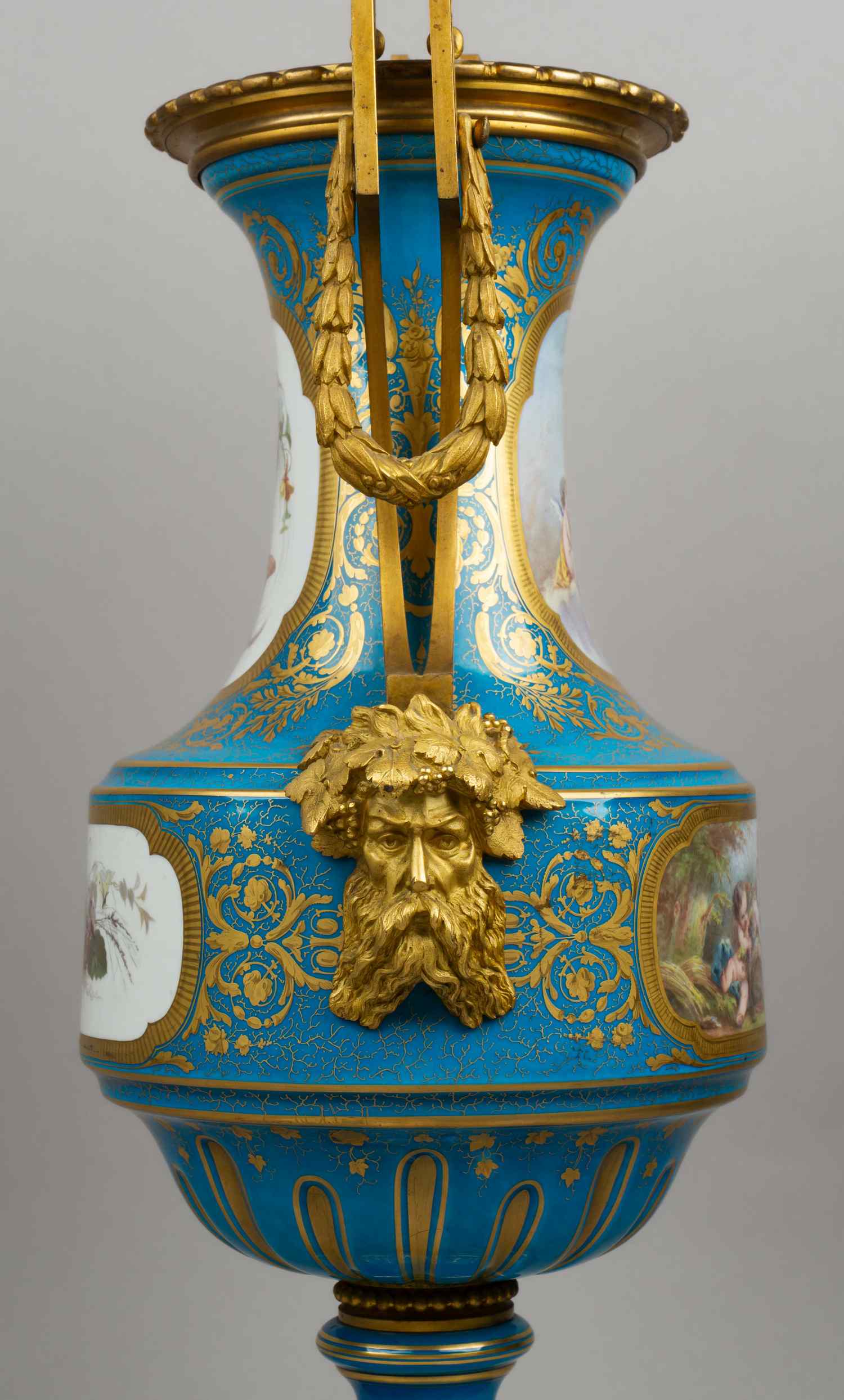 (Севр) Ваза с изображением купидонов.
Франция, Севр, бронза- Париж, А. Шлоссмахер, вторая половина XIX века.