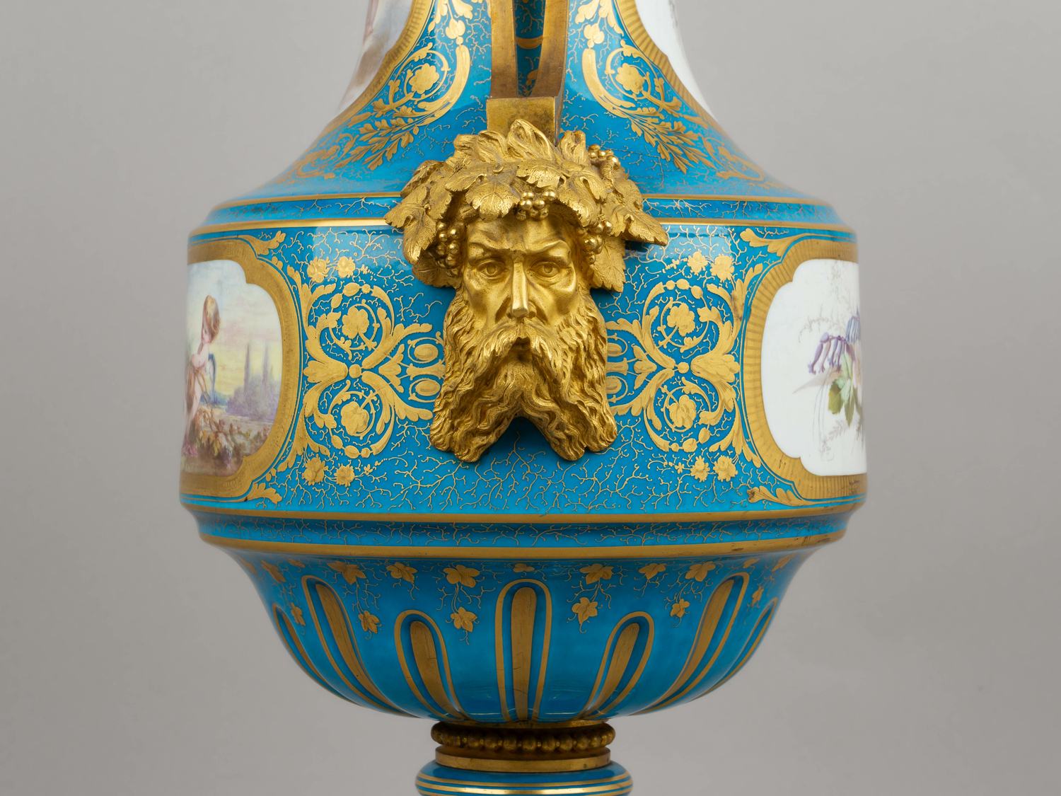 (Севр) Ваза с изображением купидонов.
Франция, Севр, бронза- Париж, А. Шлоссмахер, вторая половина XIX века.