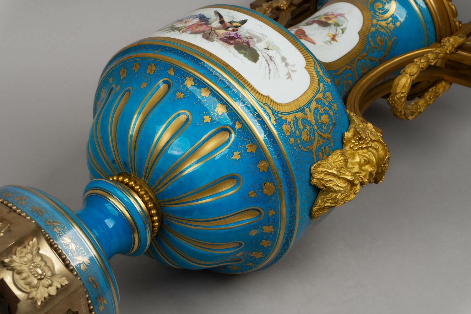 (Севр) Ваза с изображением купидонов.
Франция, Севр, бронза- Париж, А. Шлоссмахер, вторая половина XIX века.