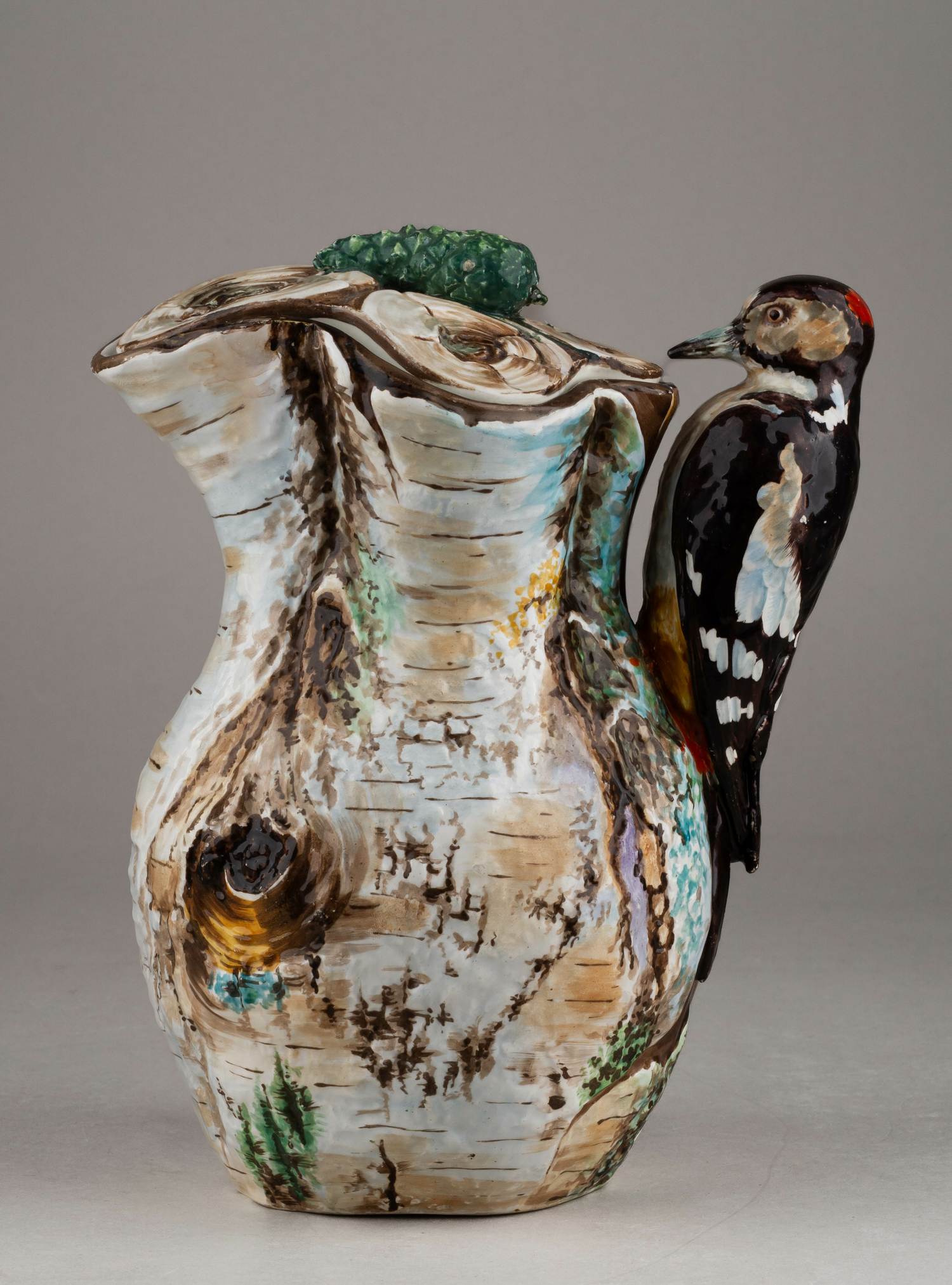 (Гарднер) Кувшин в виде березового ствола с фигуркой дятла. 
Россия, Москва, Завод Ф.Я. Гарднера, 1870–1880-е годы.