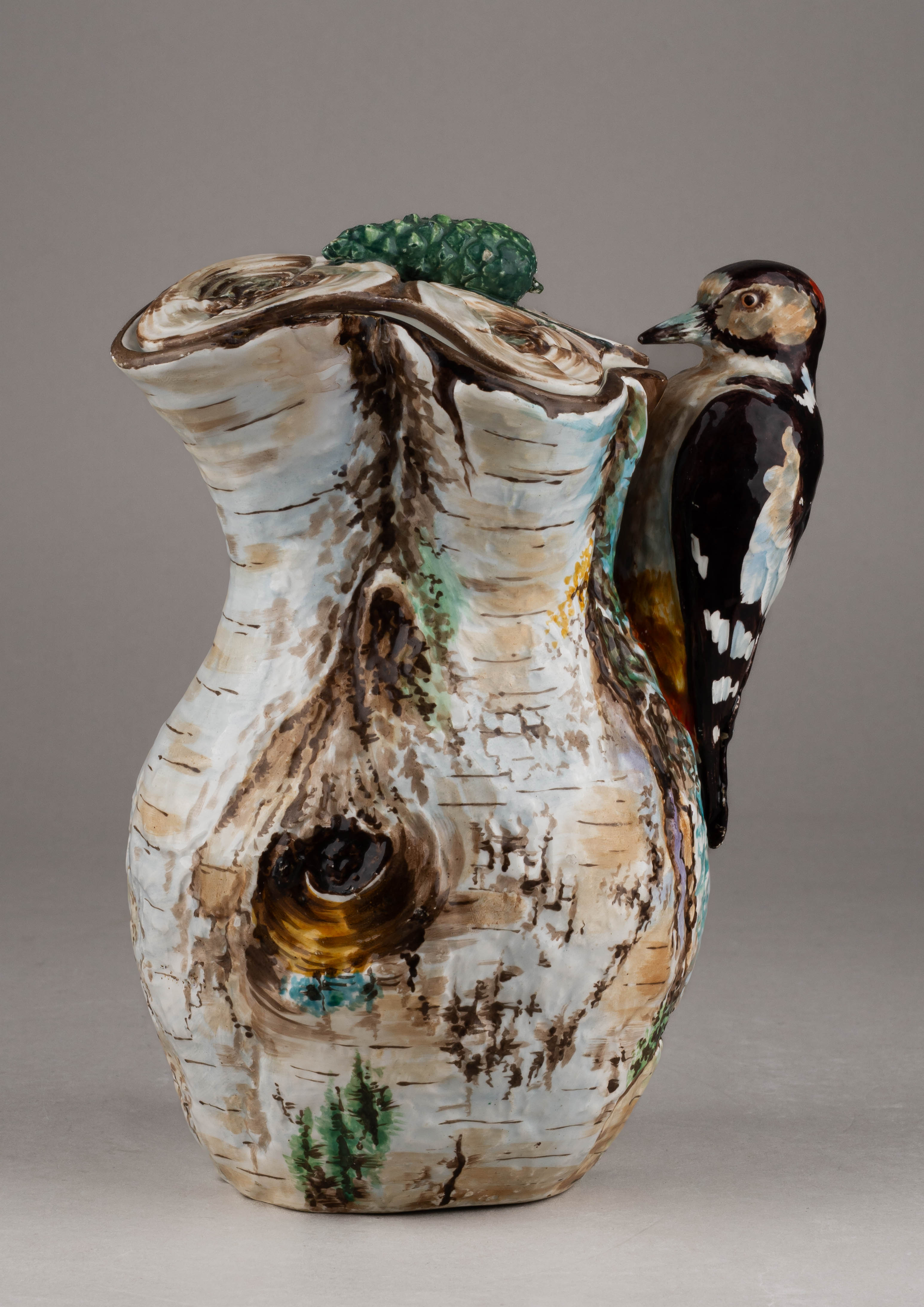 (Гарднер) Кувшин в виде березового ствола с фигуркой дятла. 
Россия, Москва, Завод Ф.Я. Гарднера, 1870–1880-е годы.