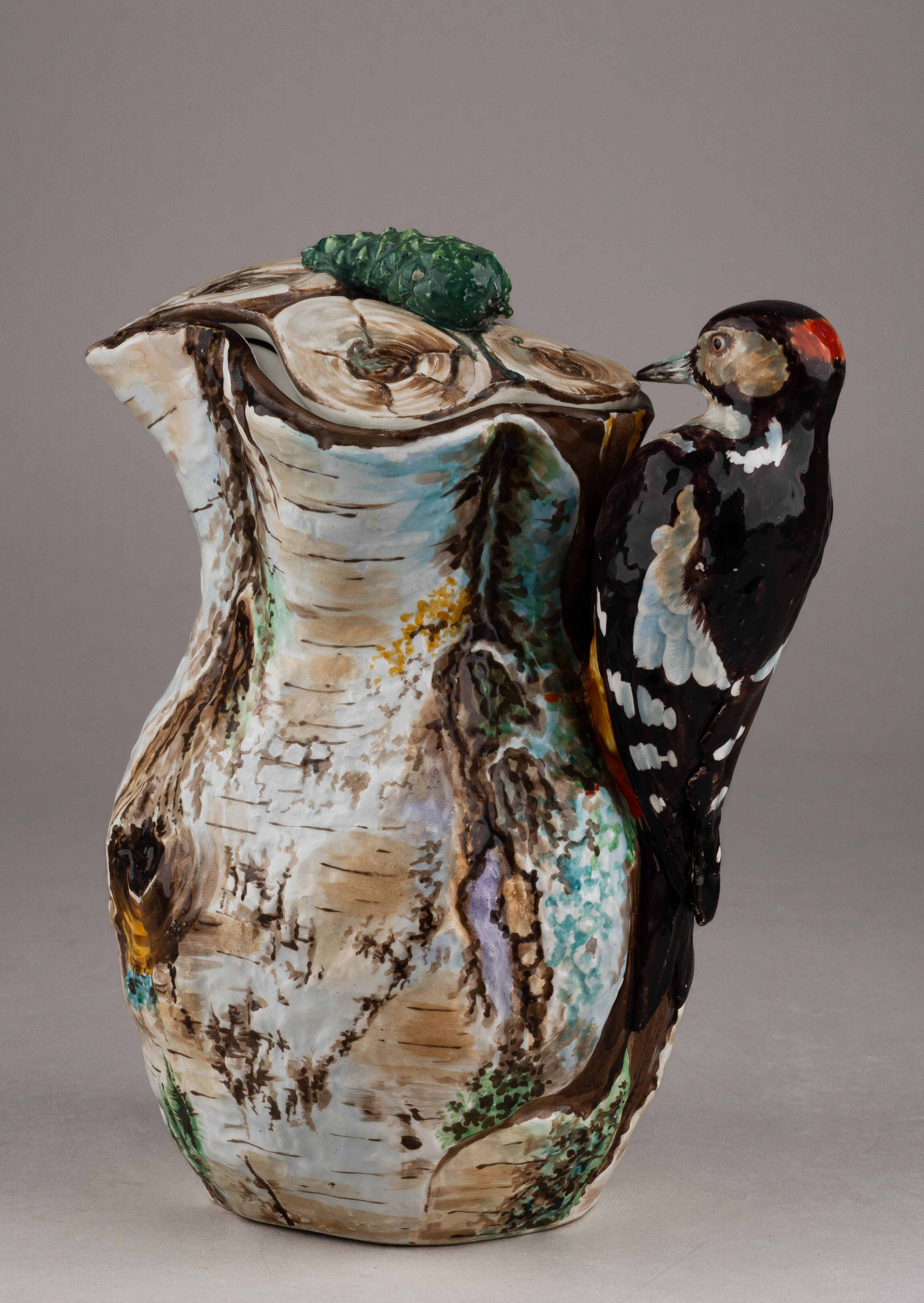 (Гарднер) Кувшин в виде березового ствола с фигуркой дятла. 
Россия, Москва, Завод Ф.Я. Гарднера, 1870–1880-е годы.