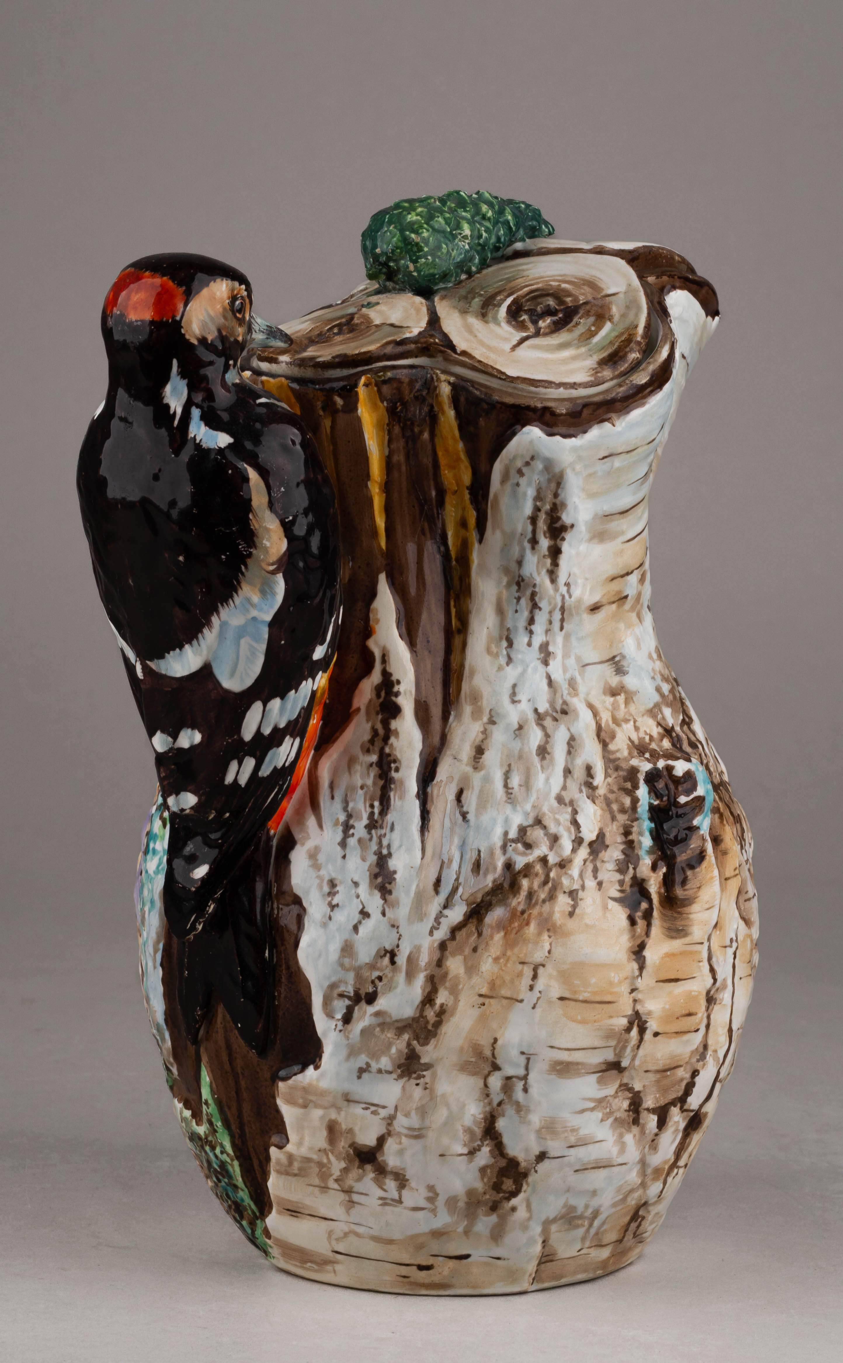 (Гарднер) Кувшин в виде березового ствола с фигуркой дятла. 
Россия, Москва, Завод Ф.Я. Гарднера, 1870–1880-е годы.