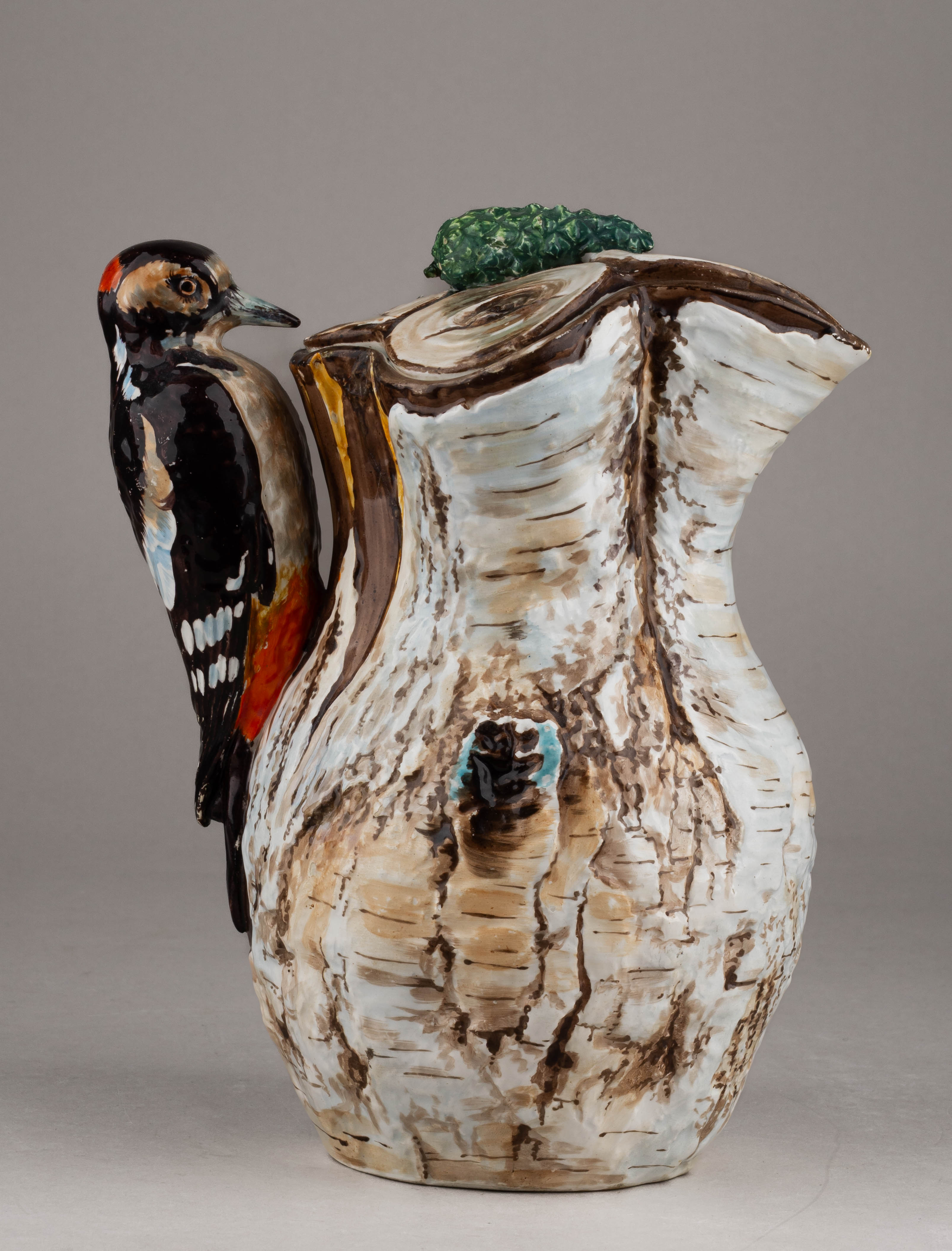 (Гарднер) Кувшин в виде березового ствола с фигуркой дятла. 
Россия, Москва, Завод Ф.Я. Гарднера, 1870–1880-е годы.