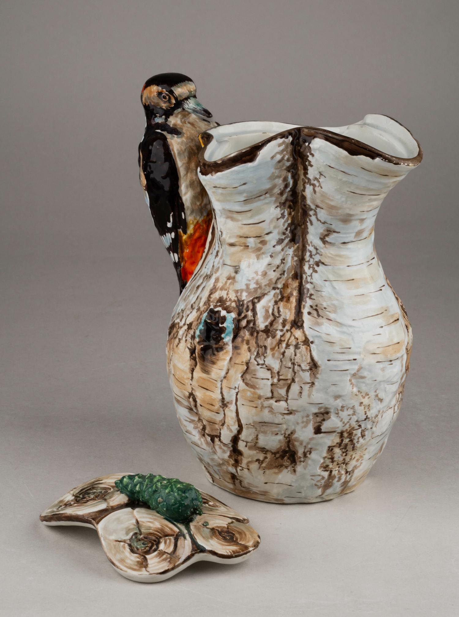 (Гарднер) Кувшин в виде березового ствола с фигуркой дятла. 
Россия, Москва, Завод Ф.Я. Гарднера, 1870–1880-е годы.