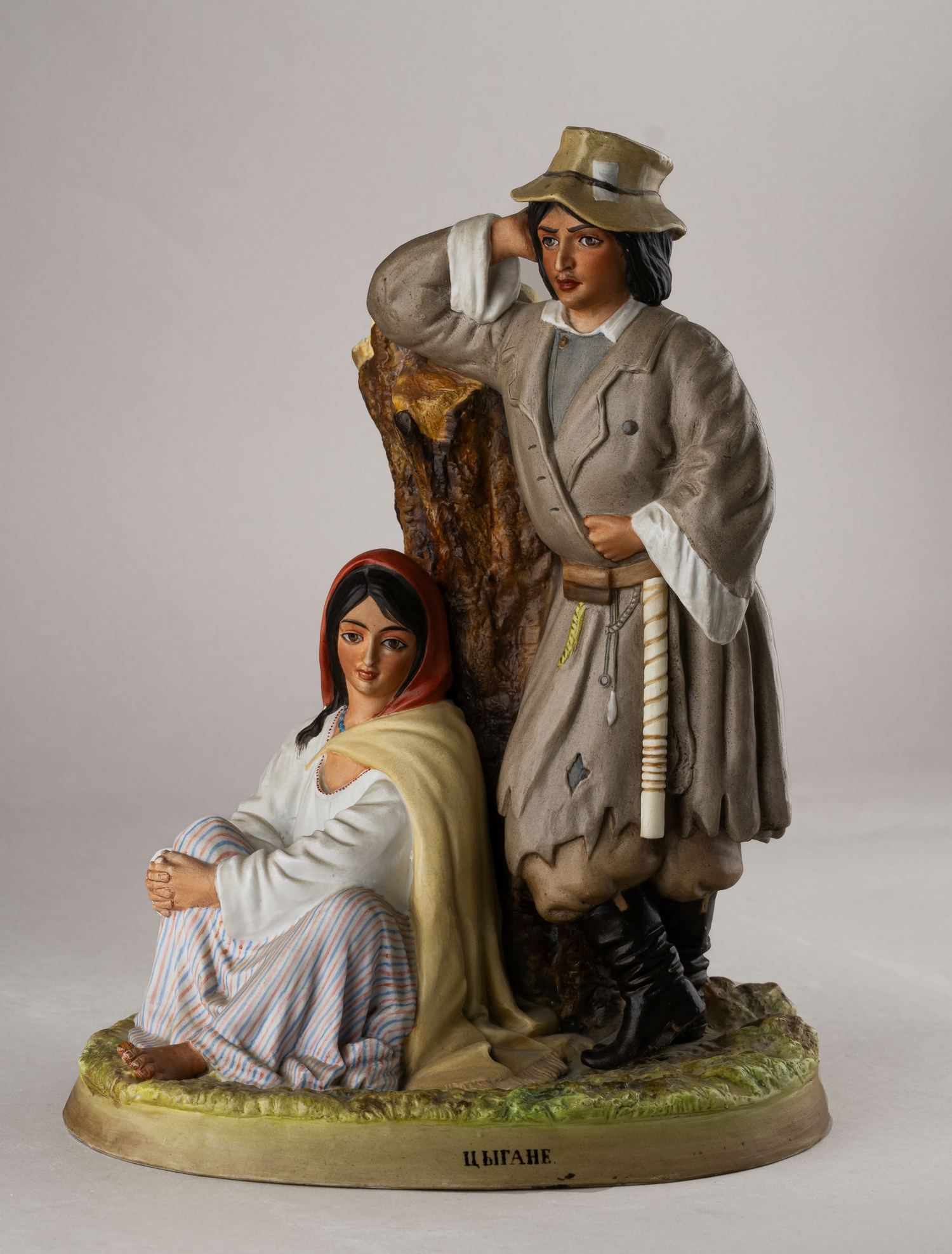 (Гарднер. Кузнецов. Народы России) Скульптура «Цыгане».  Россия,  завод Гарднера сразу после продажи  Товариществу М.С. Кузнецова, 1880-1890 годы.